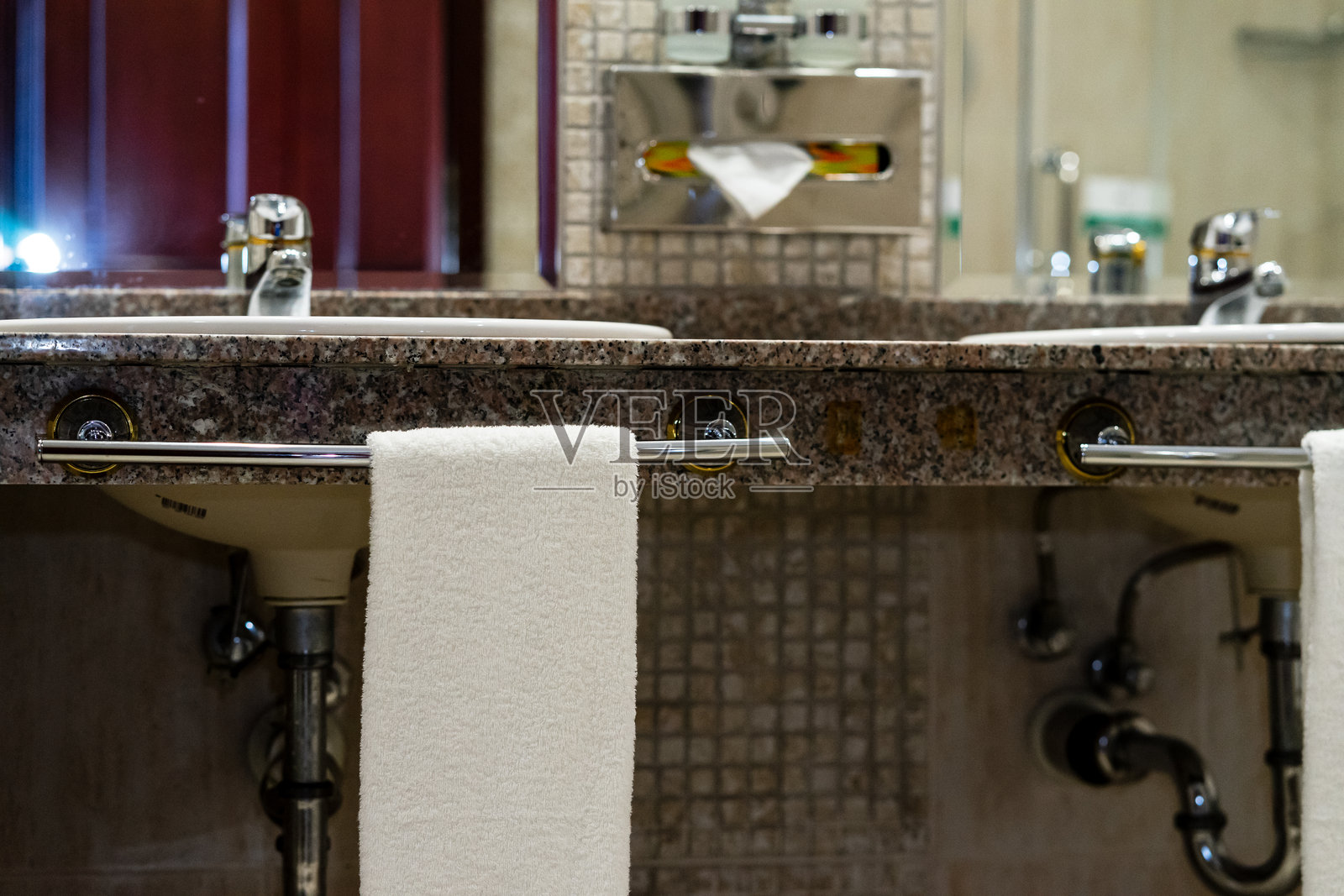 酒店浴室里的洗手盆和毛巾照片摄影图片