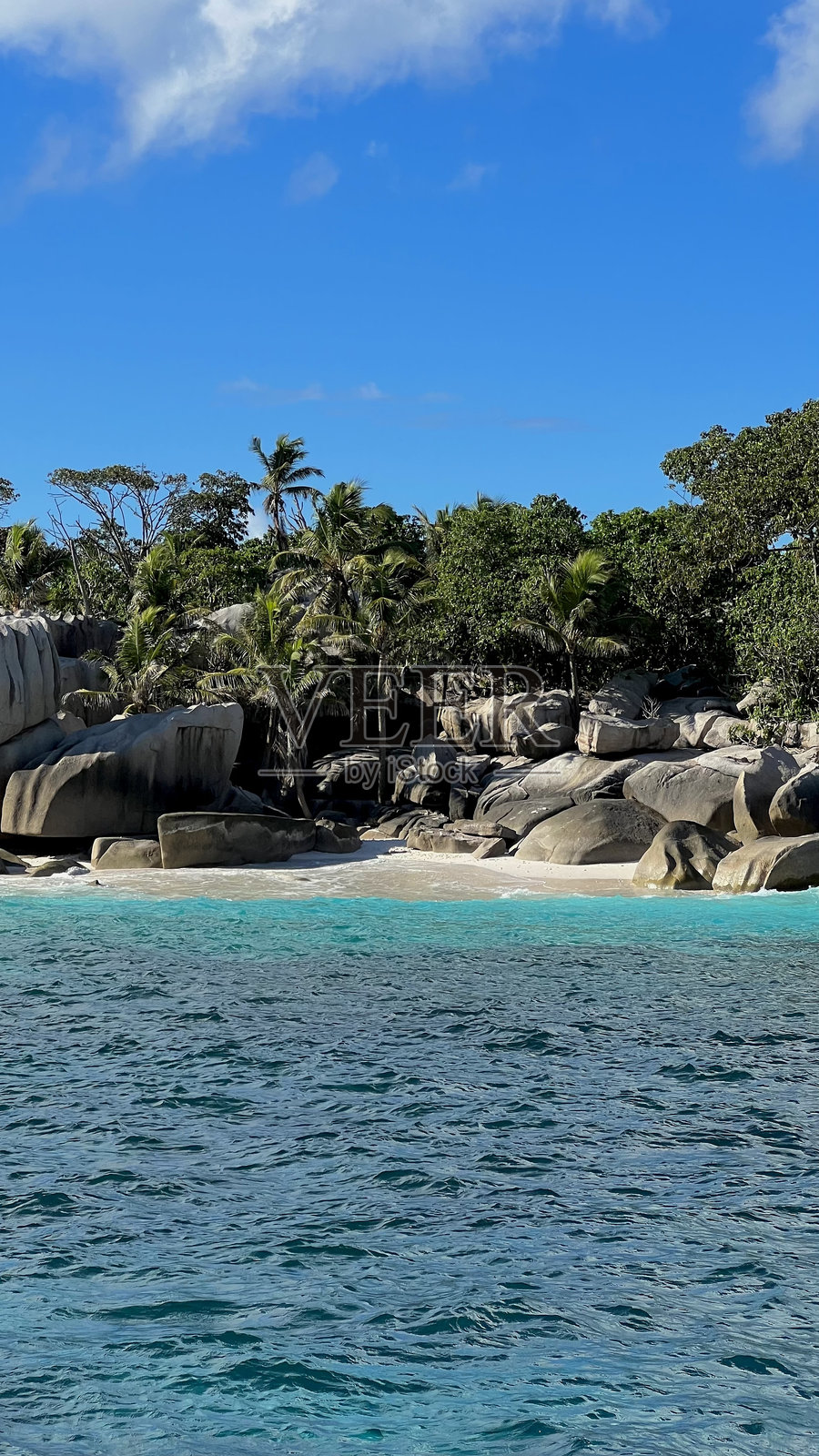 隐秘的海滩与花岗岩巨石照片摄影图片
