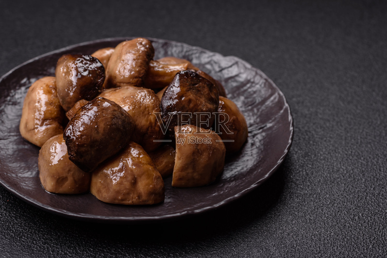 盐、香料和草药烤香菇照片摄影图片