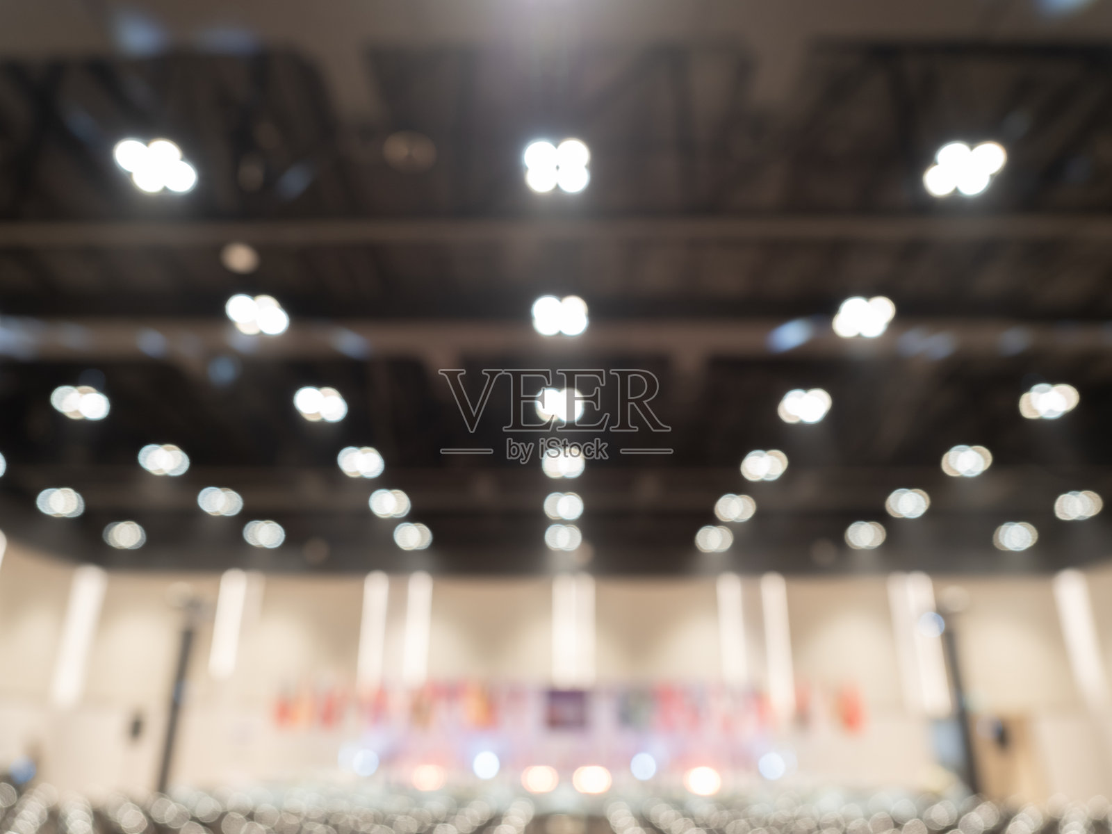 模糊的国际研讨会会议舞台背景，市政厅会议室，明亮的室内礼堂或酒店房间，适合广告和商务演示的空间。照片摄影图片