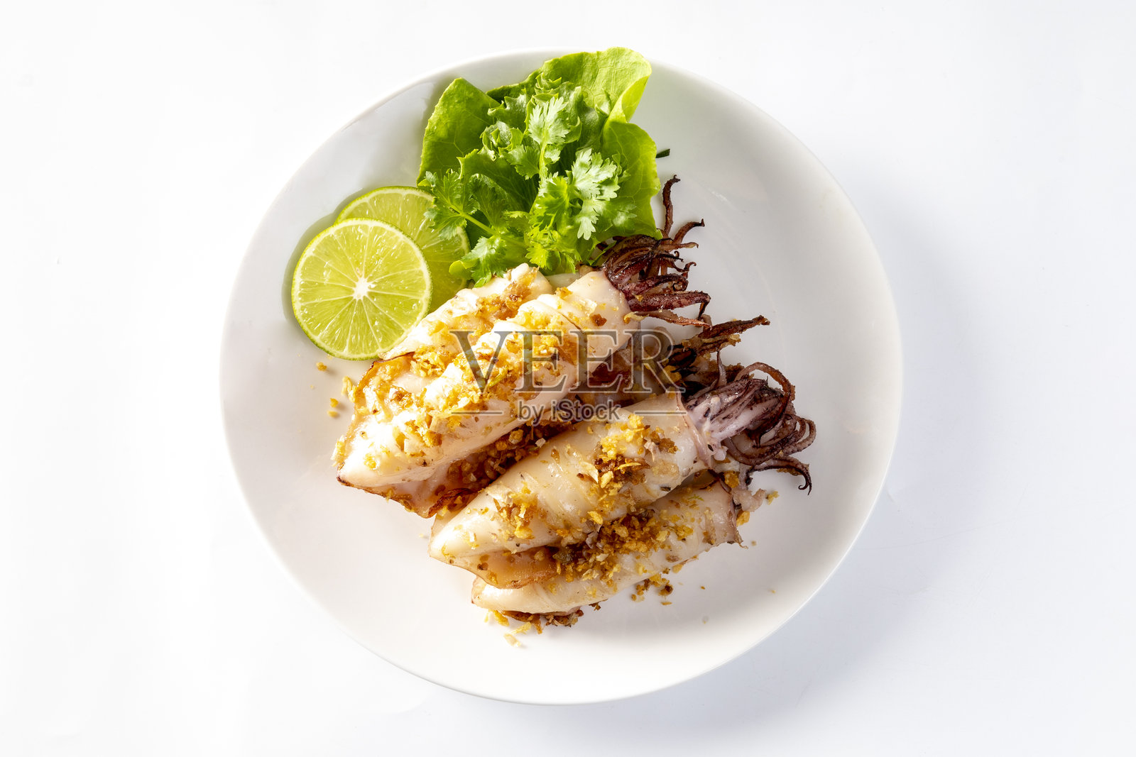 白色背景上的蒜香炸鱿鱼 - 海鲜风格照片摄影图片