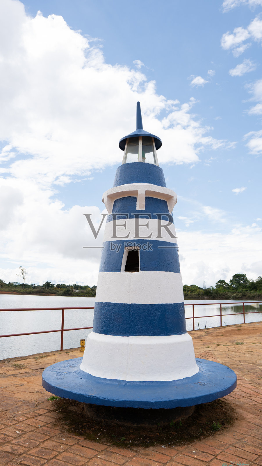 码头上的灯塔照片摄影图片