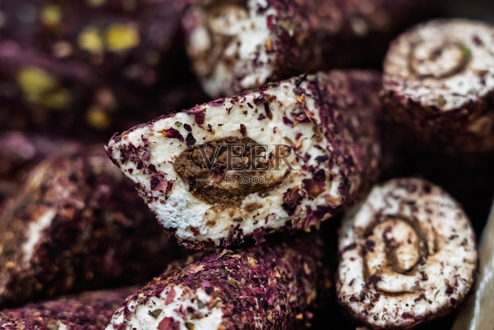 土耳其软糖或洛库姆，哈尔古姆是一种以淀粉和糖为主要成分的糖果家族。优质土耳其软糖。著名的土耳其和希腊甜点。土耳其软糖特写，色彩缤纷的糖果。照片摄影图片