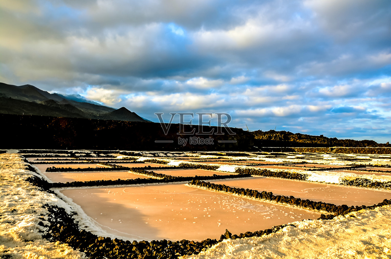 一片泥土的田野上有几小块绿色草坪照片摄影图片