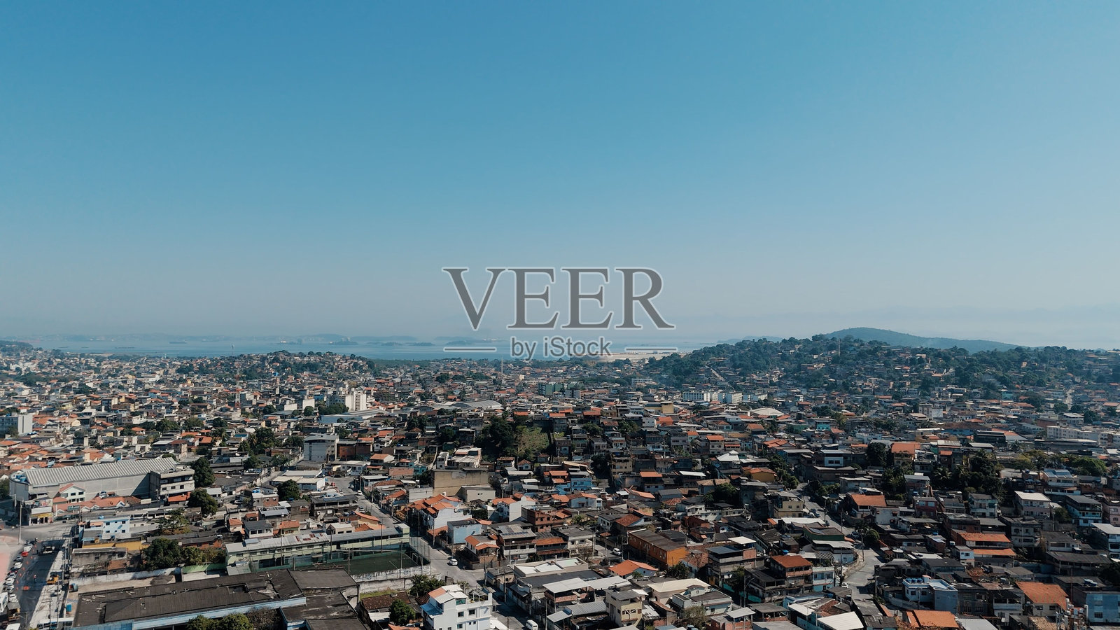 里约热内卢在晴朗蓝天下的鸟瞰图。照片摄影图片