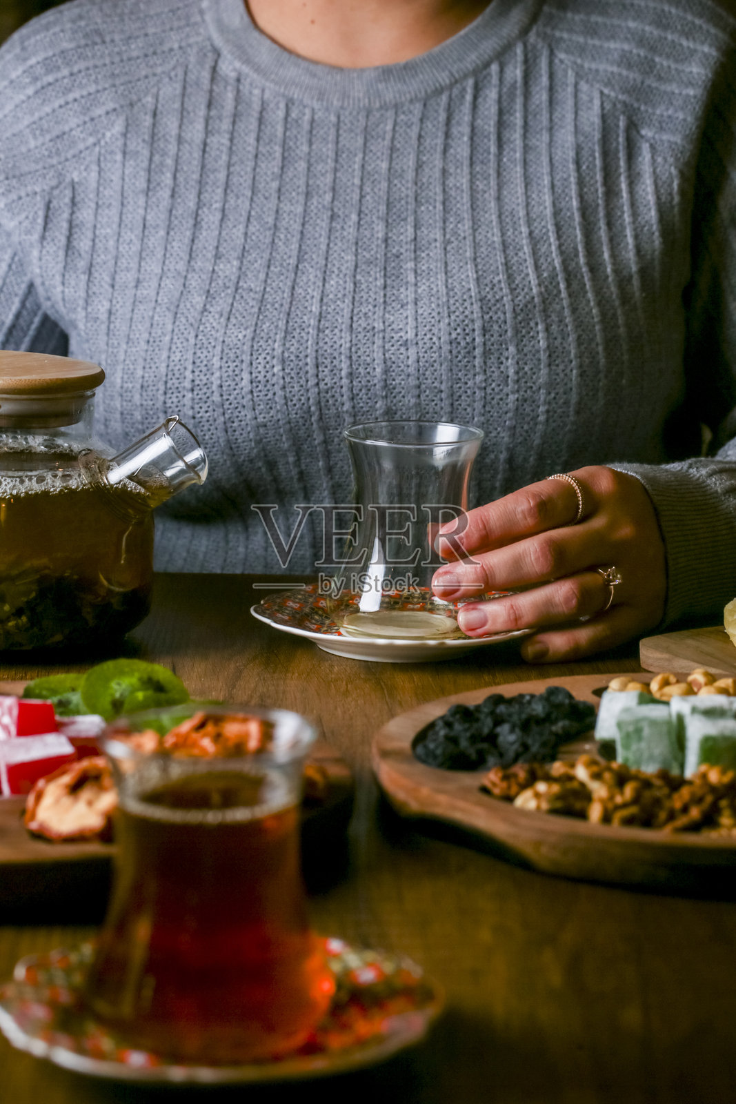 在温馨的桌子上享受传统风味的茶点照片摄影图片