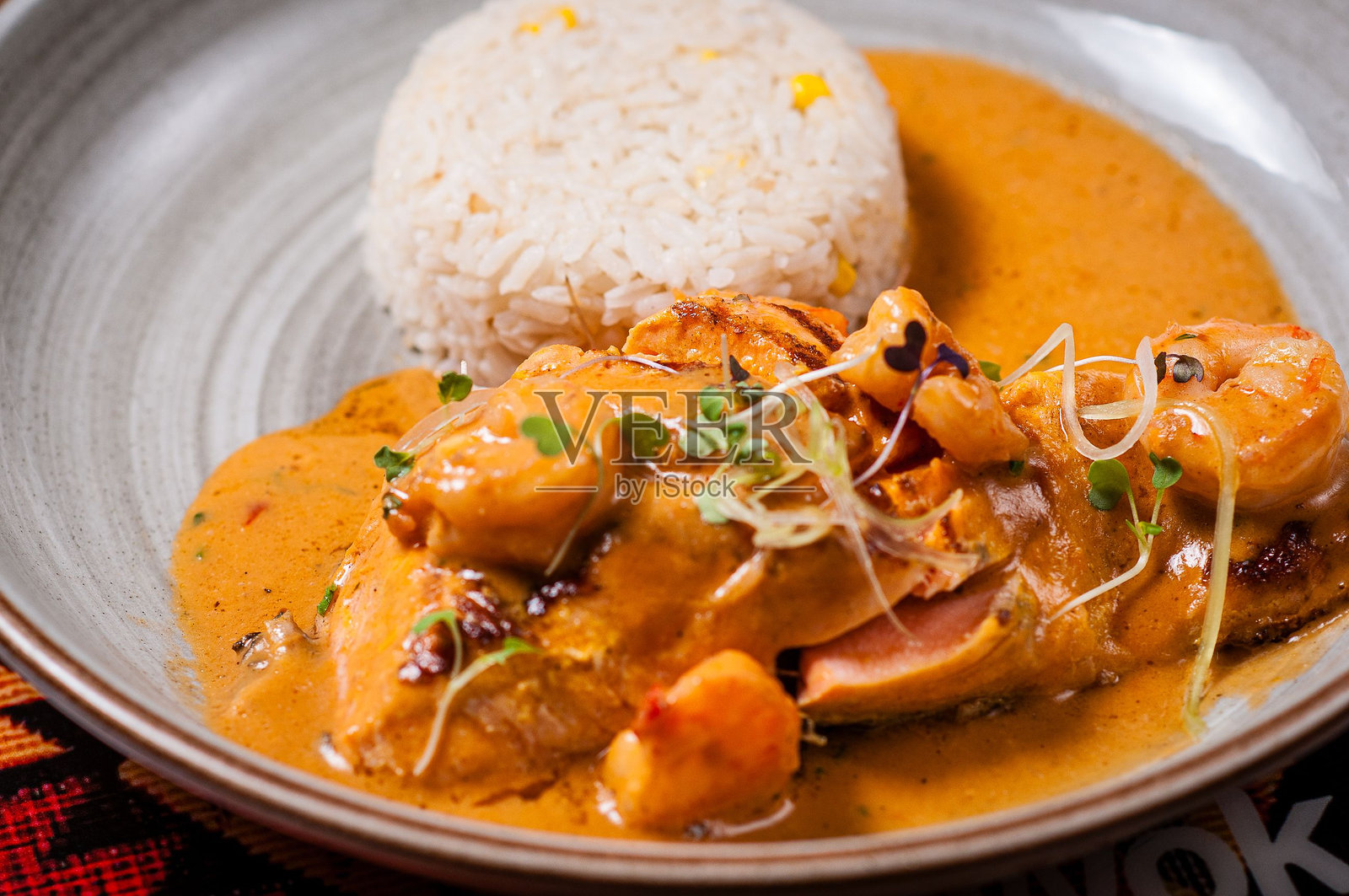 美味的三文鱼米饭菜肴照片摄影图片