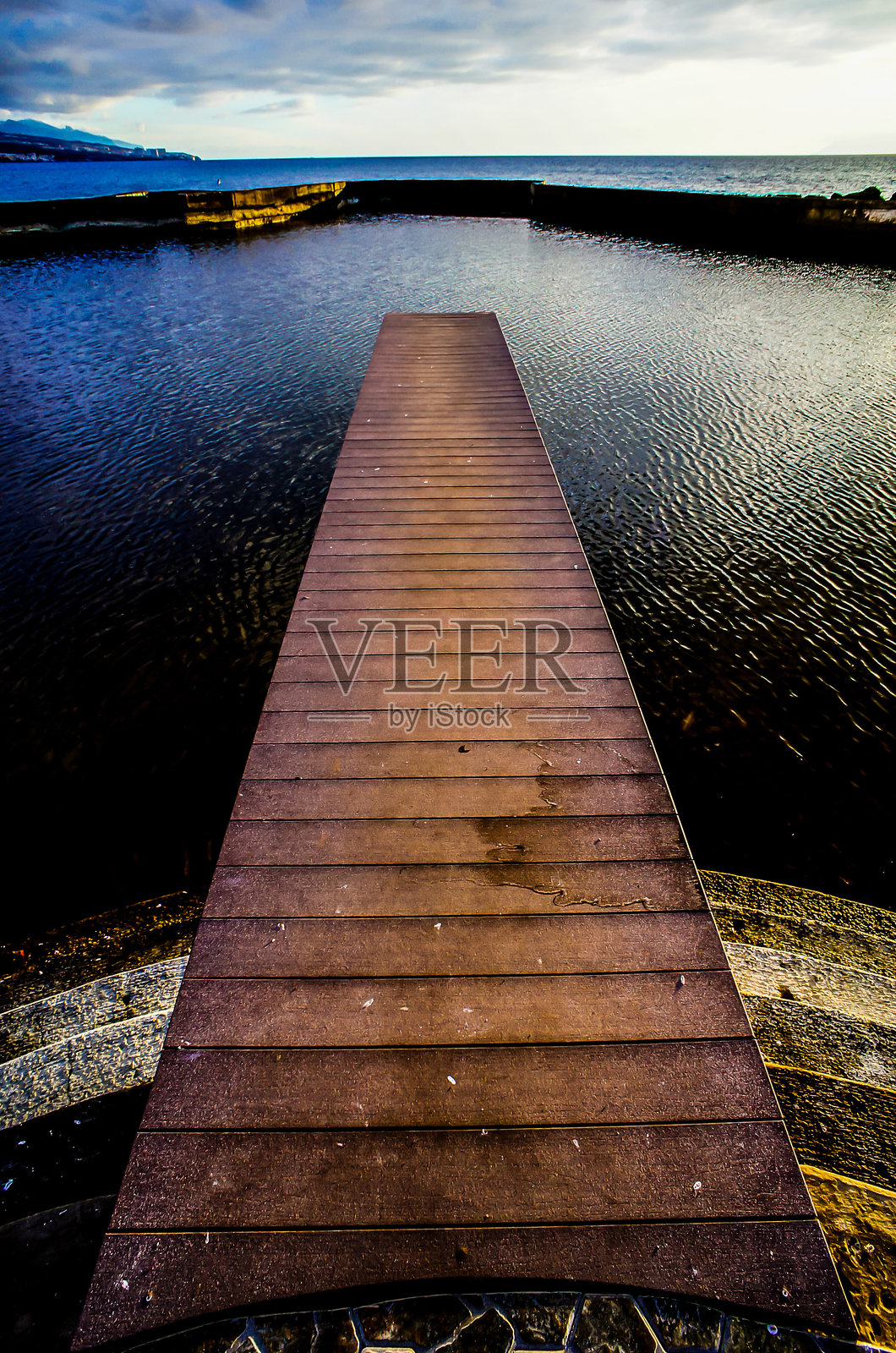 一座木桥横跨水面照片摄影图片