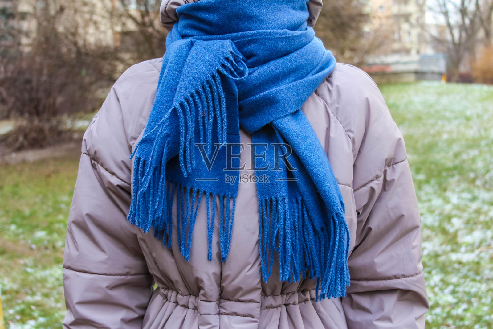 温暖的围巾为城市公园寒冷的日子增添了风格照片摄影图片