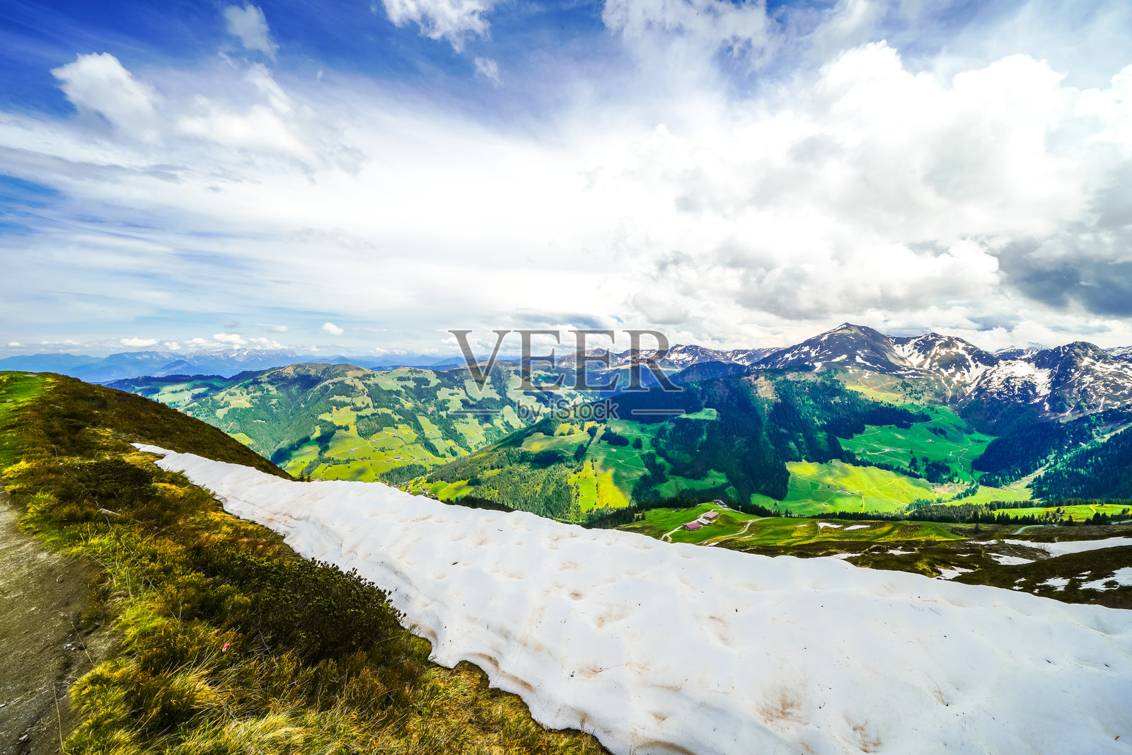 奥地利阿尔布拉赫的维德斯贝格霍恩山脉风景。自然景观、山脉以及附近的齐尔塔尔阿尔卑斯山的美景。照片摄影图片