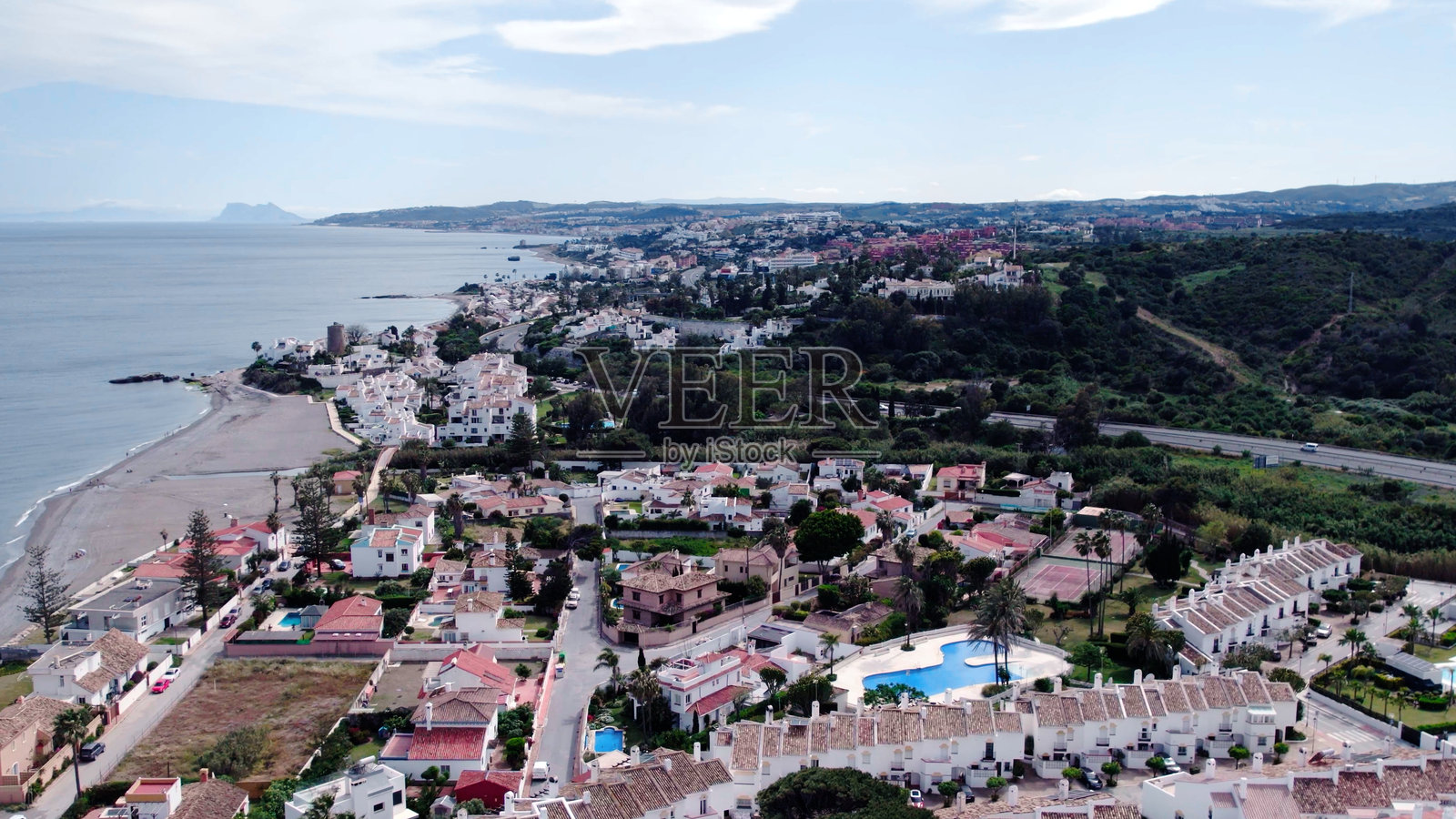 西班牙郊区外现代豪华住宅及游泳池的鸟瞰图照片摄影图片