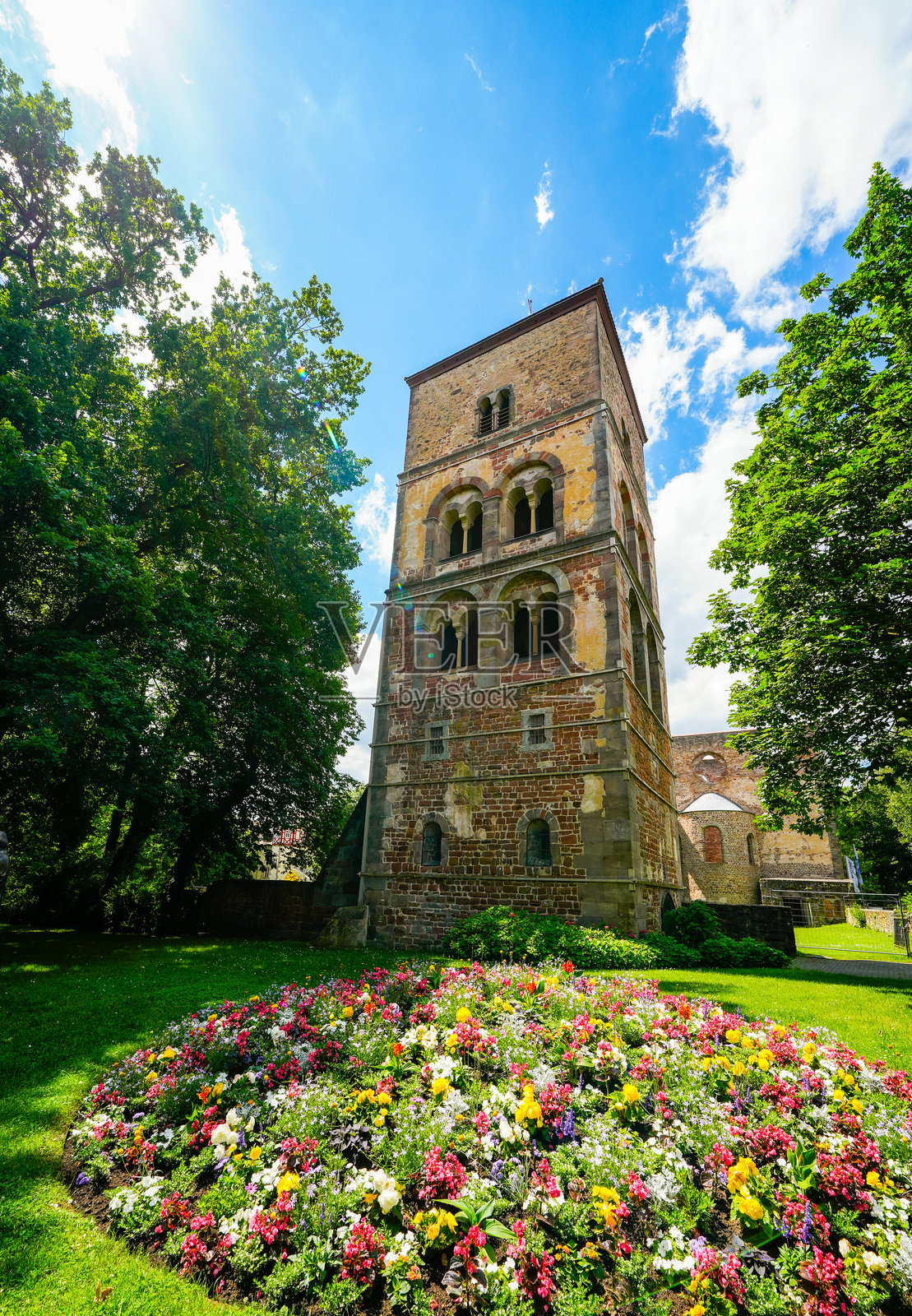 巴德赫斯费尔德的凯瑟琳塔景观。城市公园中的独立钟楼。照片摄影图片