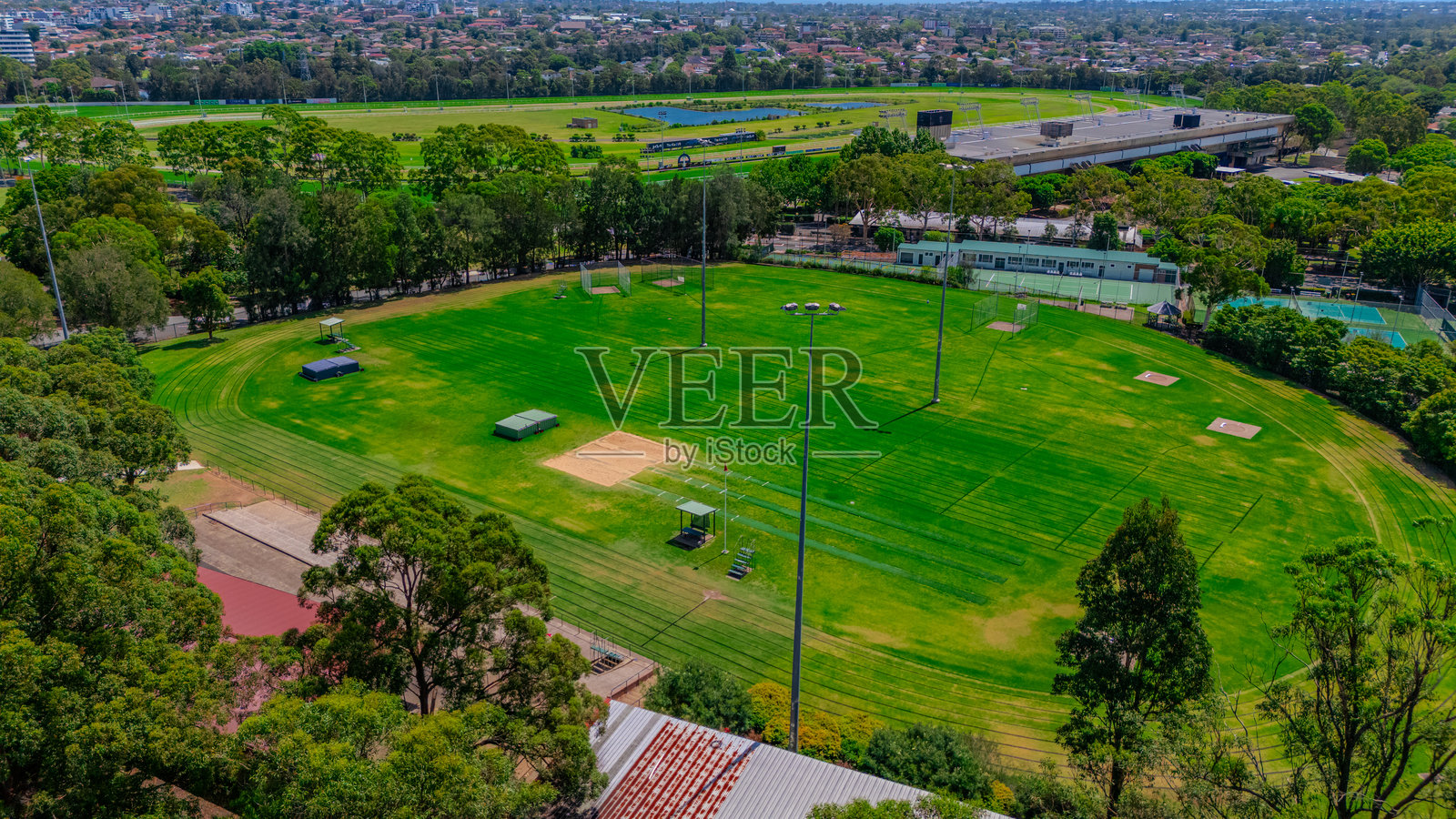 西悉尼的全景航拍图，展示了坎特伯雷、伯伍德、阿什菲尔德、马里克维尔和坎普西等郊区的房屋、道路和公园，位于新南威尔士州，澳大利亚。照片摄影图片