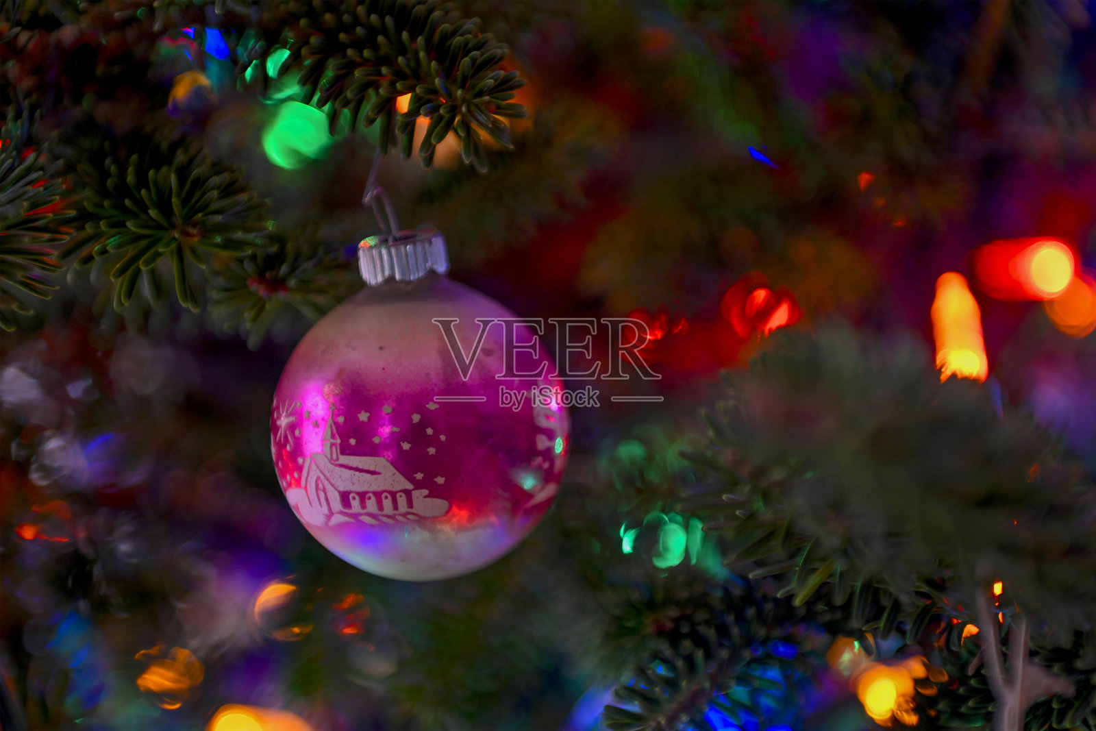 粉色圣诞装饰球照片摄影图片