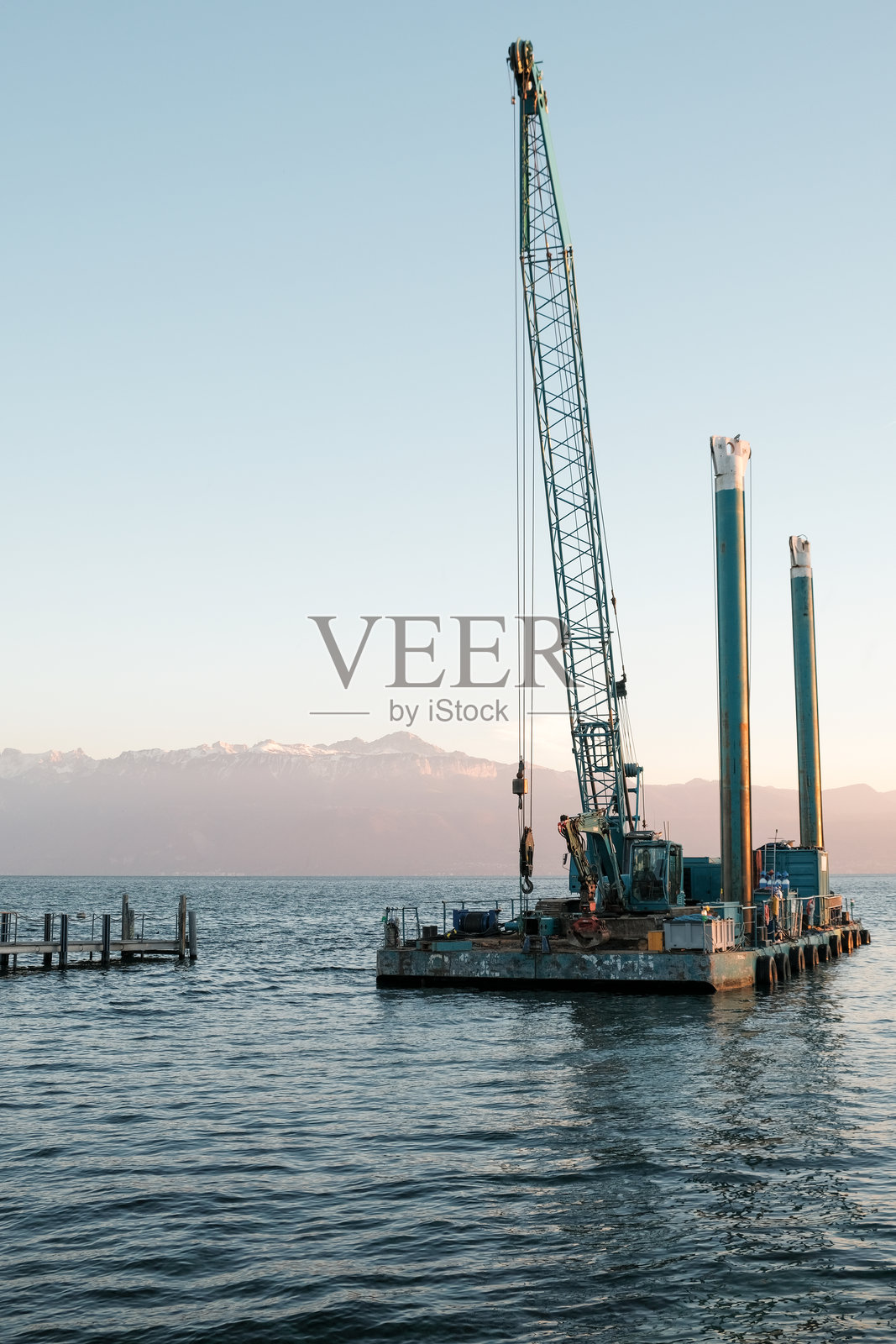 瑞士洛桑日内瓦湖上的模块化浮筒，背景是阿尔卑斯山。照片摄影图片