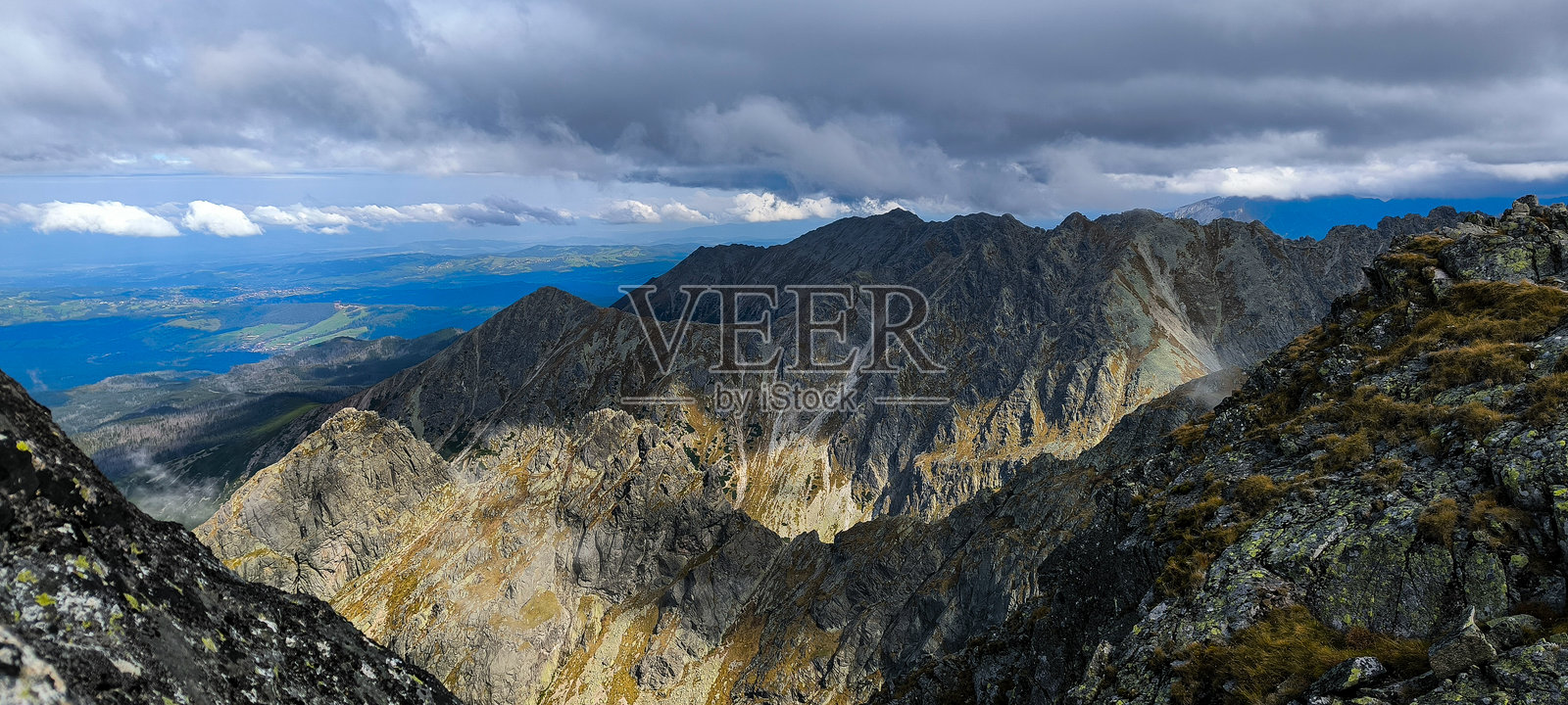 在山中徒步旅行作为一种最爱的爱好。积极的生活方式。从徒步小径欣赏塔特拉山脉和高塔特拉山的美景。山峰、山坡和山间的山谷。照片摄影图片