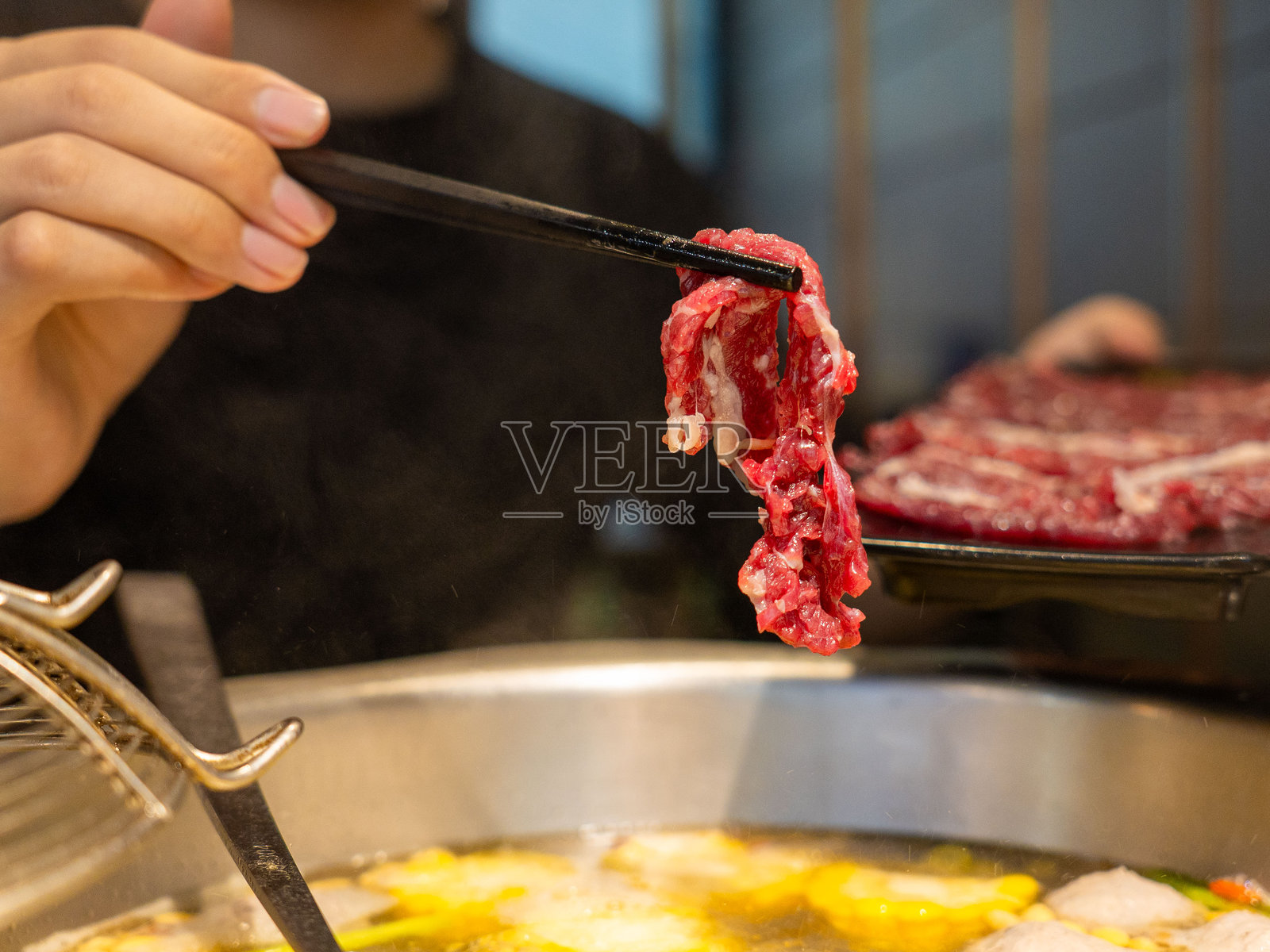 火锅用切片牛肉照片摄影图片