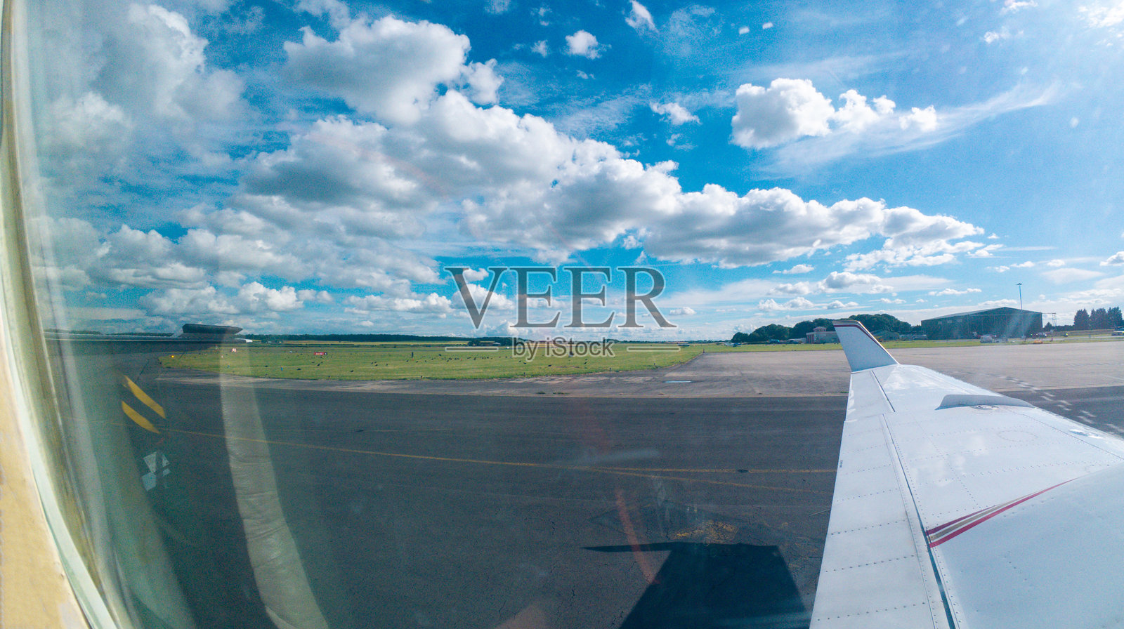 一架飞机正在机场的滑行道系统中滑行照片摄影图片