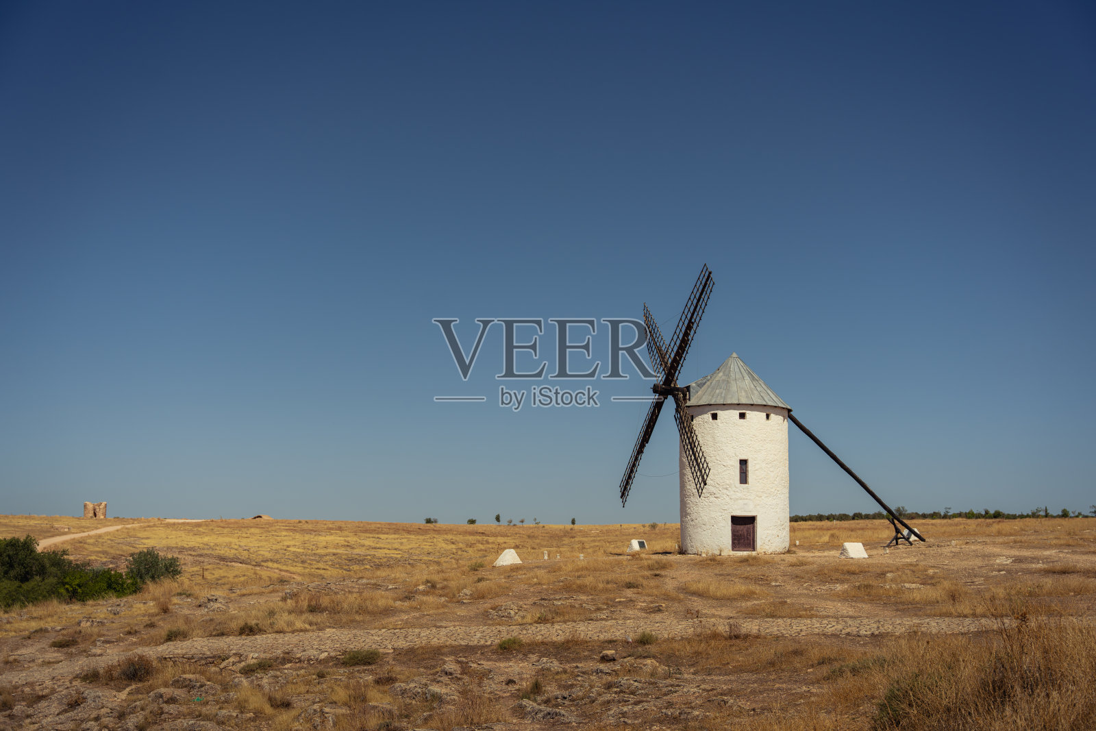 西班牙卡斯蒂利亚-拉曼查省城堡德克里普塔纳的风车照片摄影图片