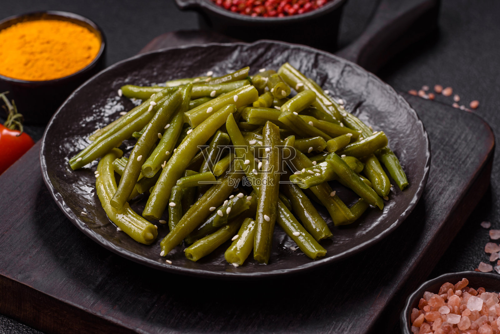 盘子上的蒸青豆，淋上橄榄油和撒上芝麻照片摄影图片