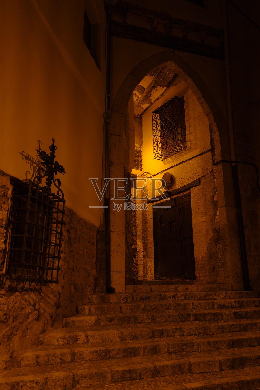 夜晚的昆卡老城区街道。西班牙卡斯蒂利亚-拉曼查的昆卡。夜景照片。照片摄影图片