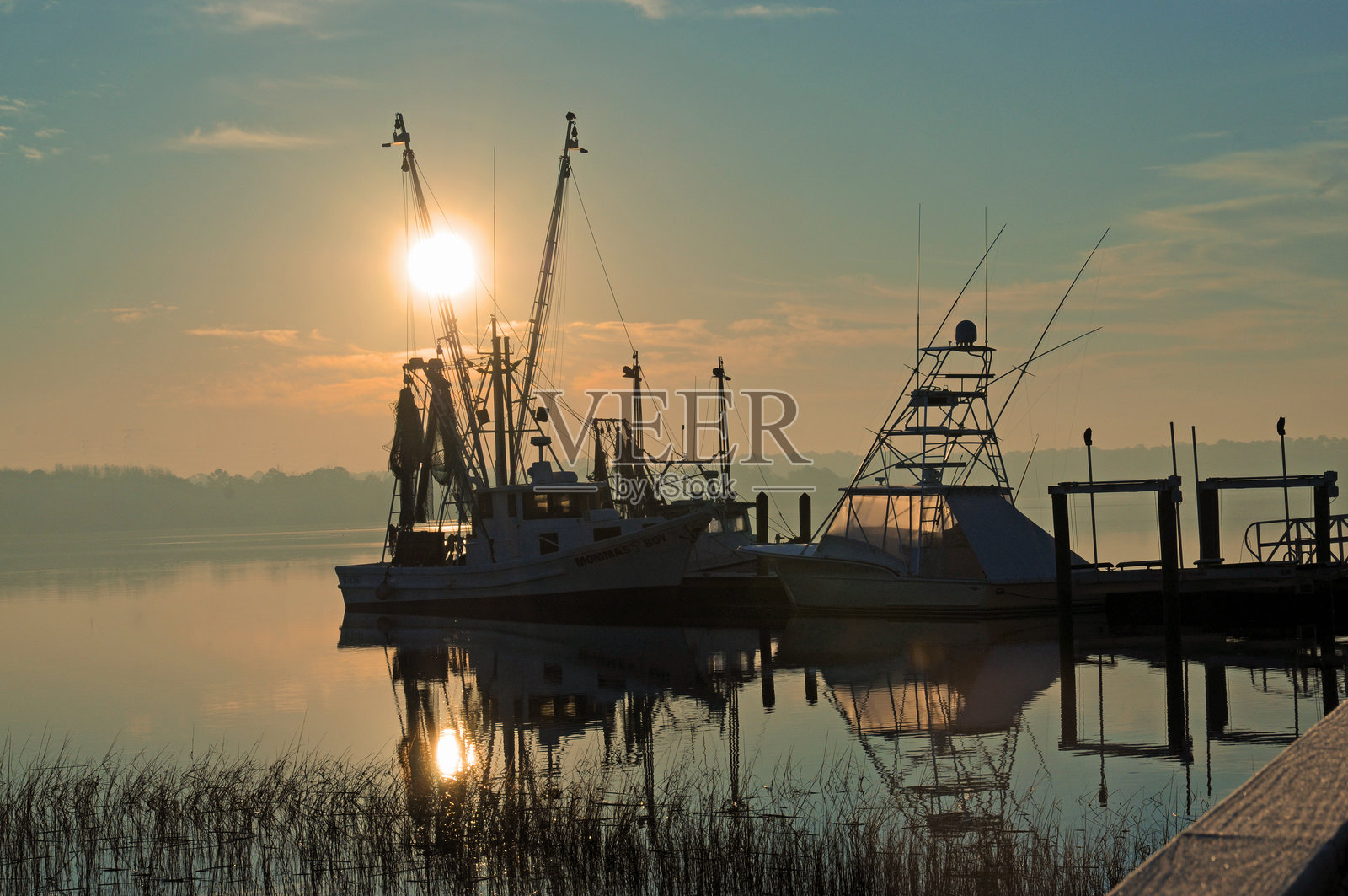 日出时的虾船 - 南卡罗来纳州希尔顿头岛照片摄影图片