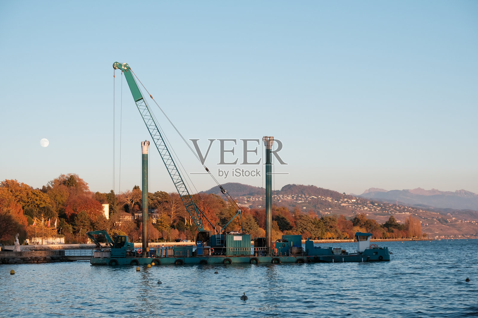 瑞士洛桑日内瓦湖上的模块化浮筒，背景是阿尔卑斯山。照片摄影图片