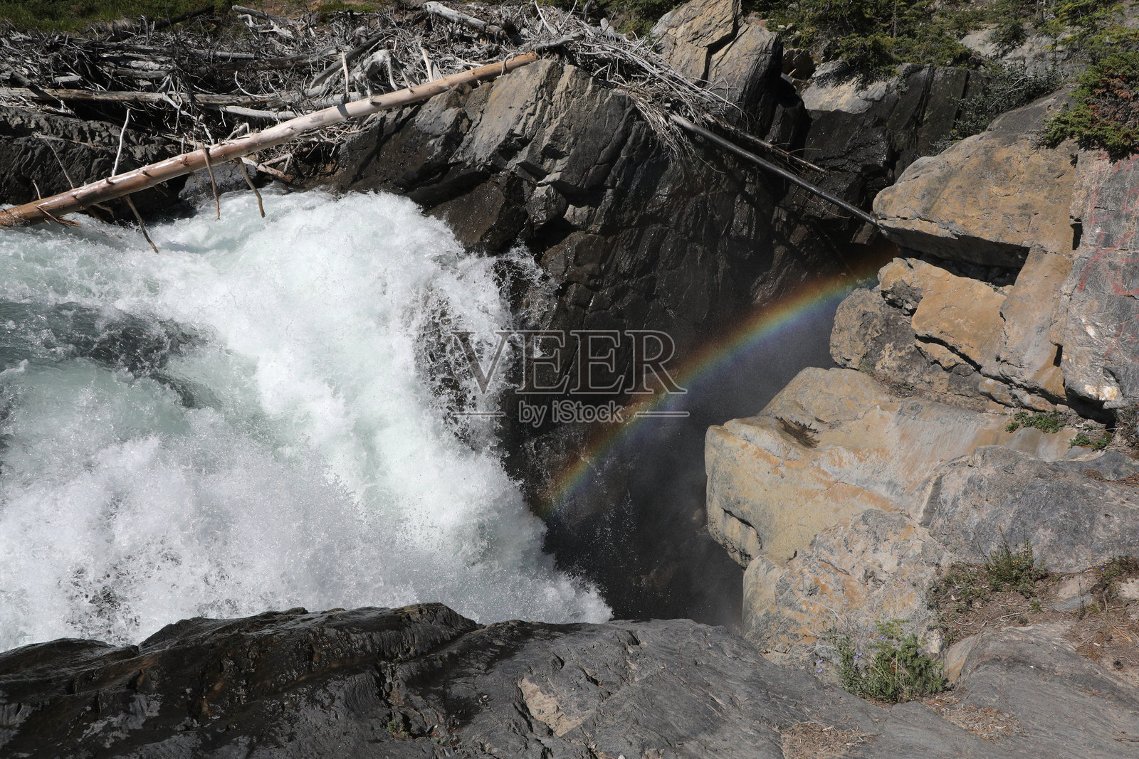 加拿大阿尔伯塔省西夫勒瀑布顶部的彩虹照片摄影图片