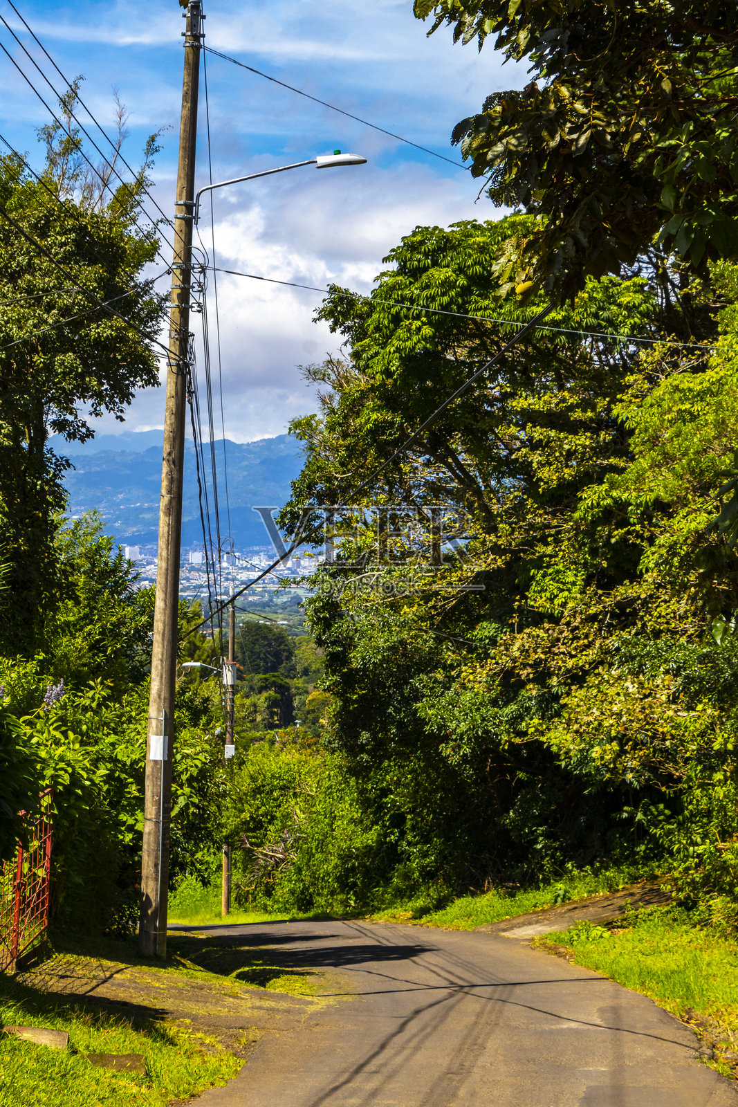 哥斯达黎加的村庄道路穿过森林和山脉。照片摄影图片
