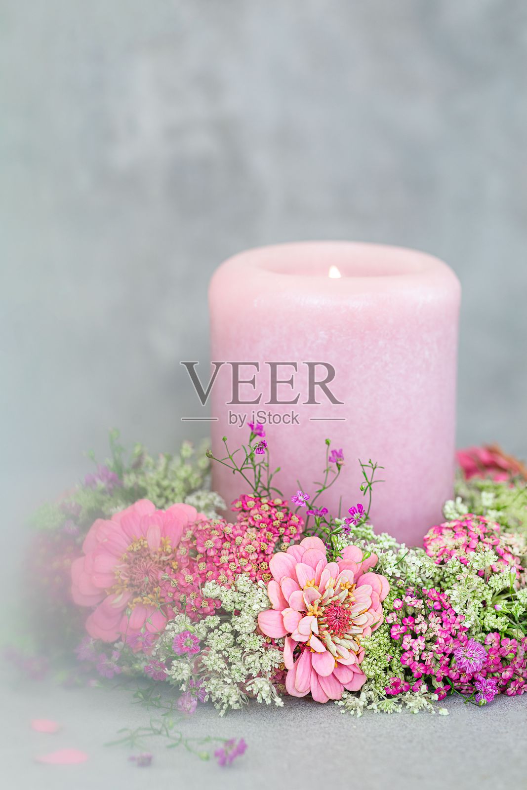 粉色蜡烛与花卉装饰照片摄影图片