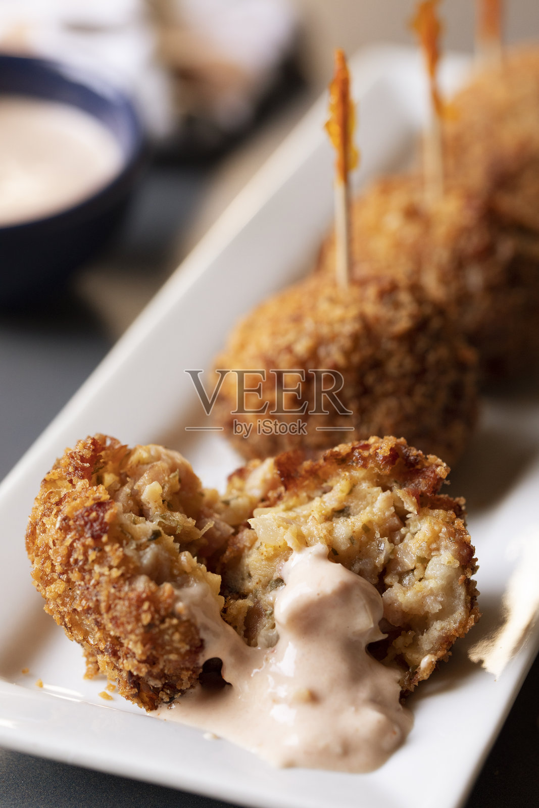 炸酸菜球配俄式沙拉酱的开胃菜照片摄影图片