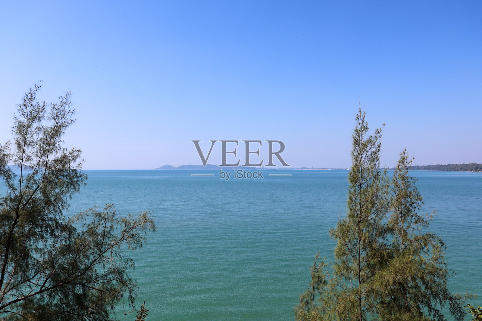 美丽的海洋景观，背景中有树木和山脉。旅行至泰国罗勇省。照片摄影图片