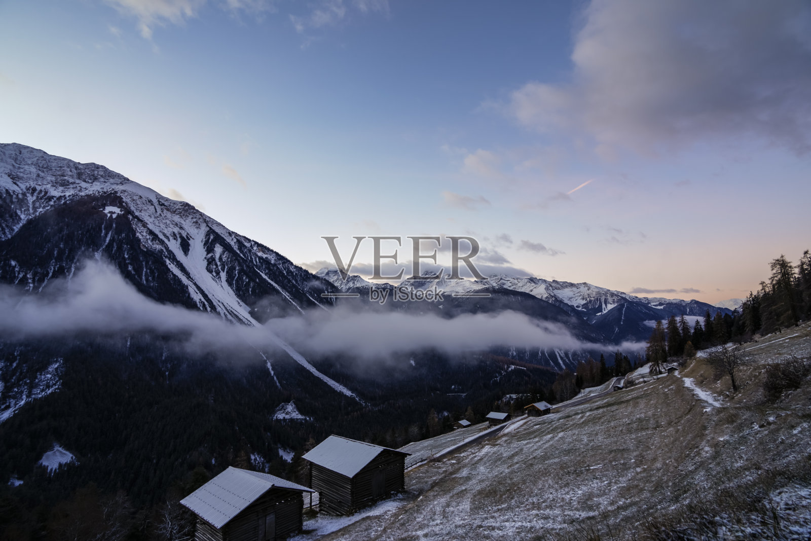 瑞士格劳宾登州的阿尔卑斯山冬季风景照片摄影图片