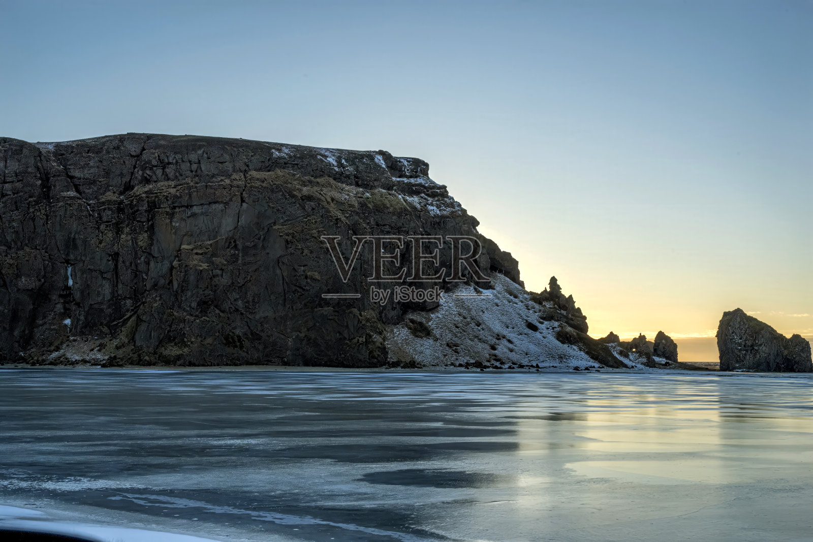 维克的雷尼斯黑沙滩悬崖景观照片摄影图片