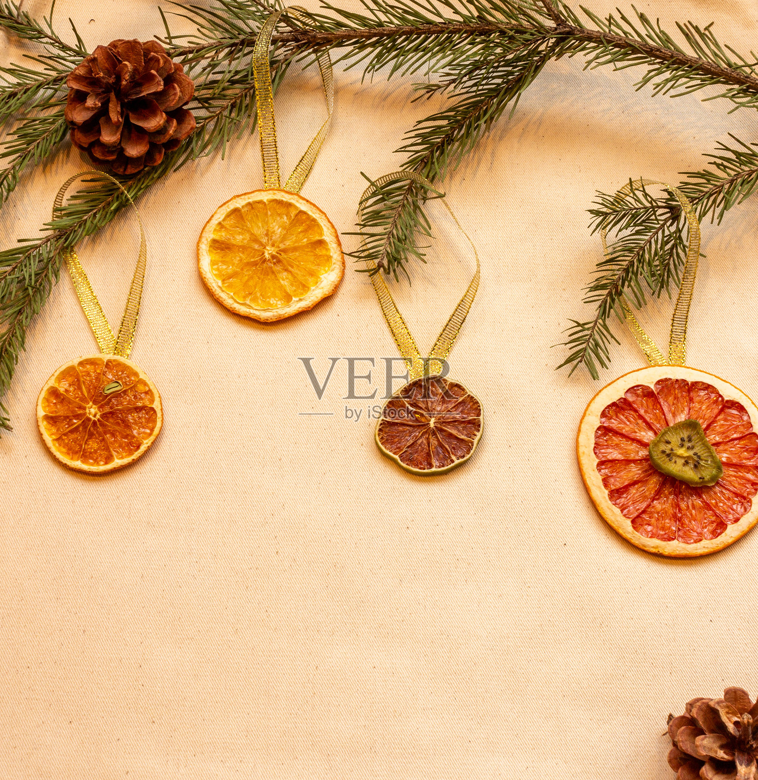 针叶树枝、松果、干果、新年装饰、圣诞装饰照片摄影图片