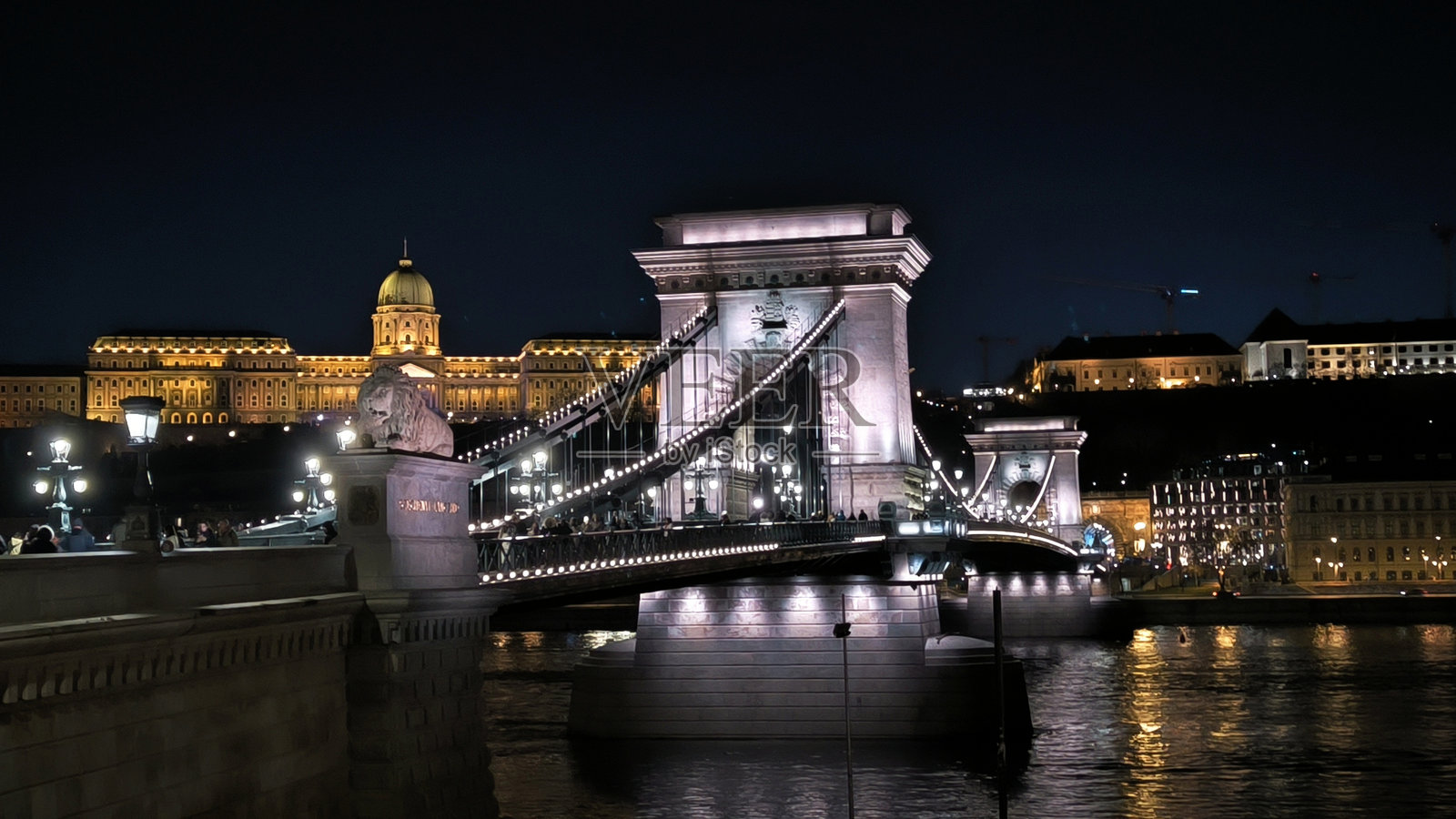 布达佩斯的链子桥夜景照片摄影图片