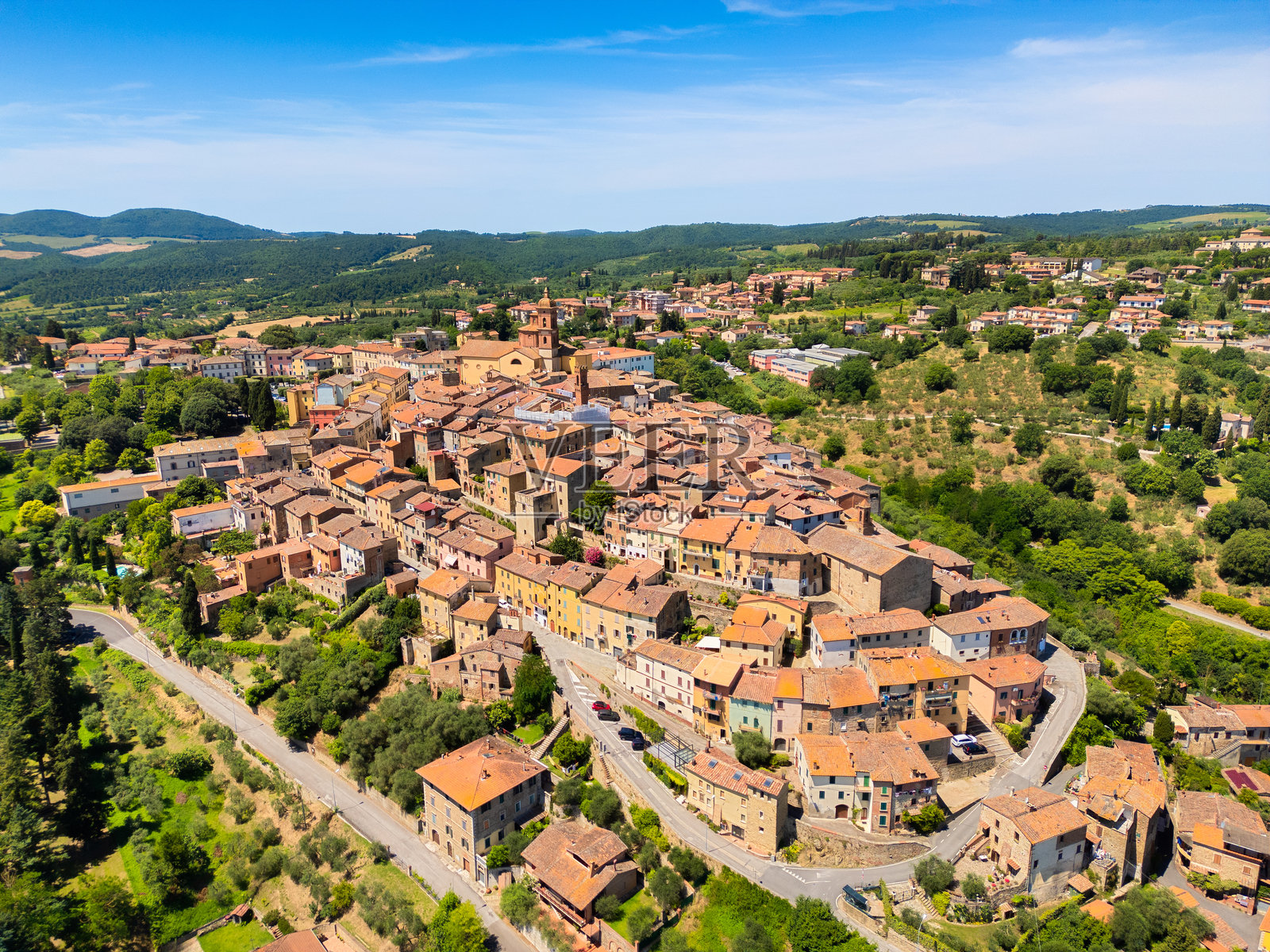 托斯卡纳的中世纪小镇西纳伦加（Sinalunga）航拍图照片摄影图片