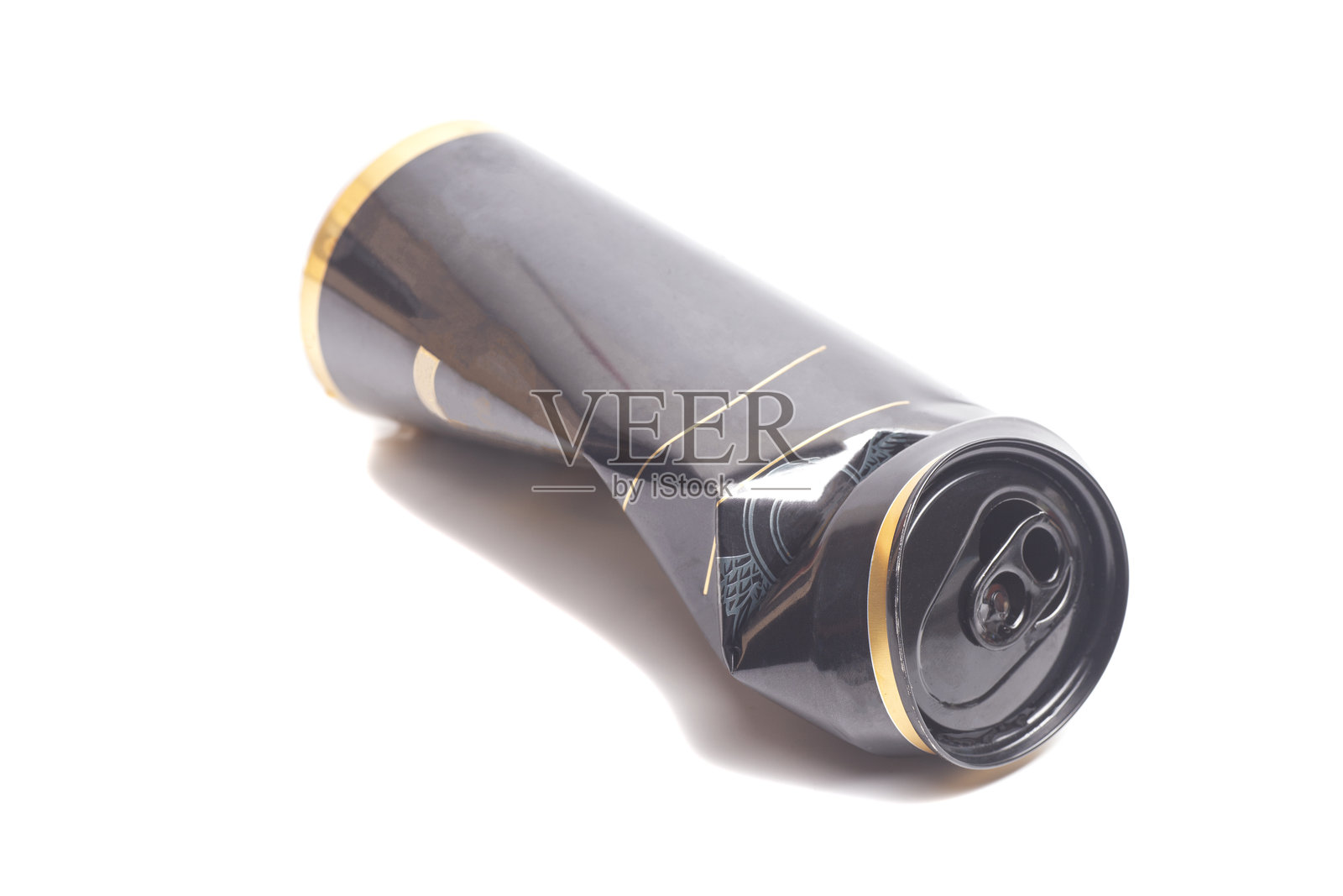 空的皱巴巴的能量饮料或啤酒罐照片摄影图片