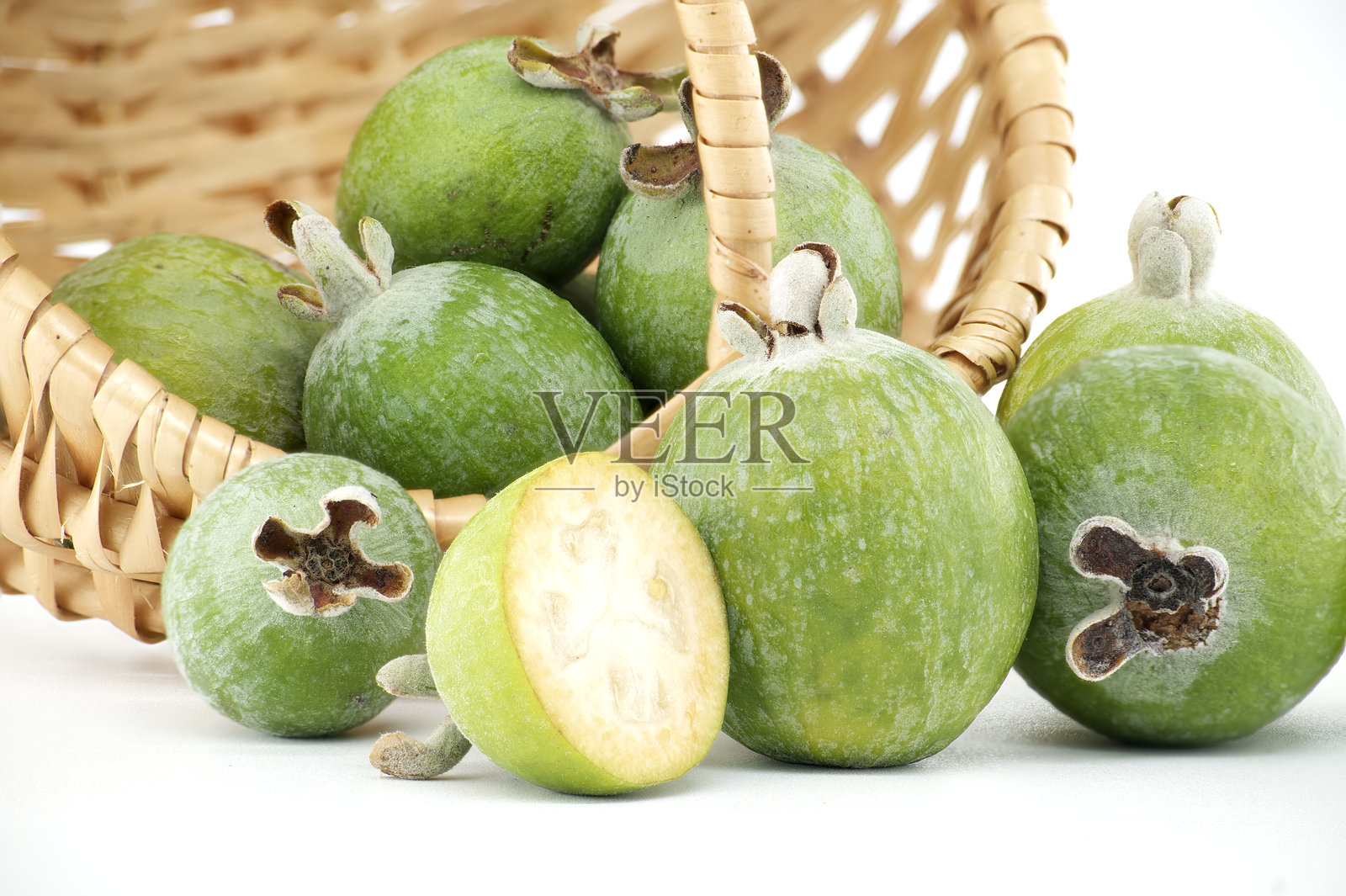 新鲜的费约阿水果从一个乡村风格的柳条篮子里倾泻而出照片摄影图片