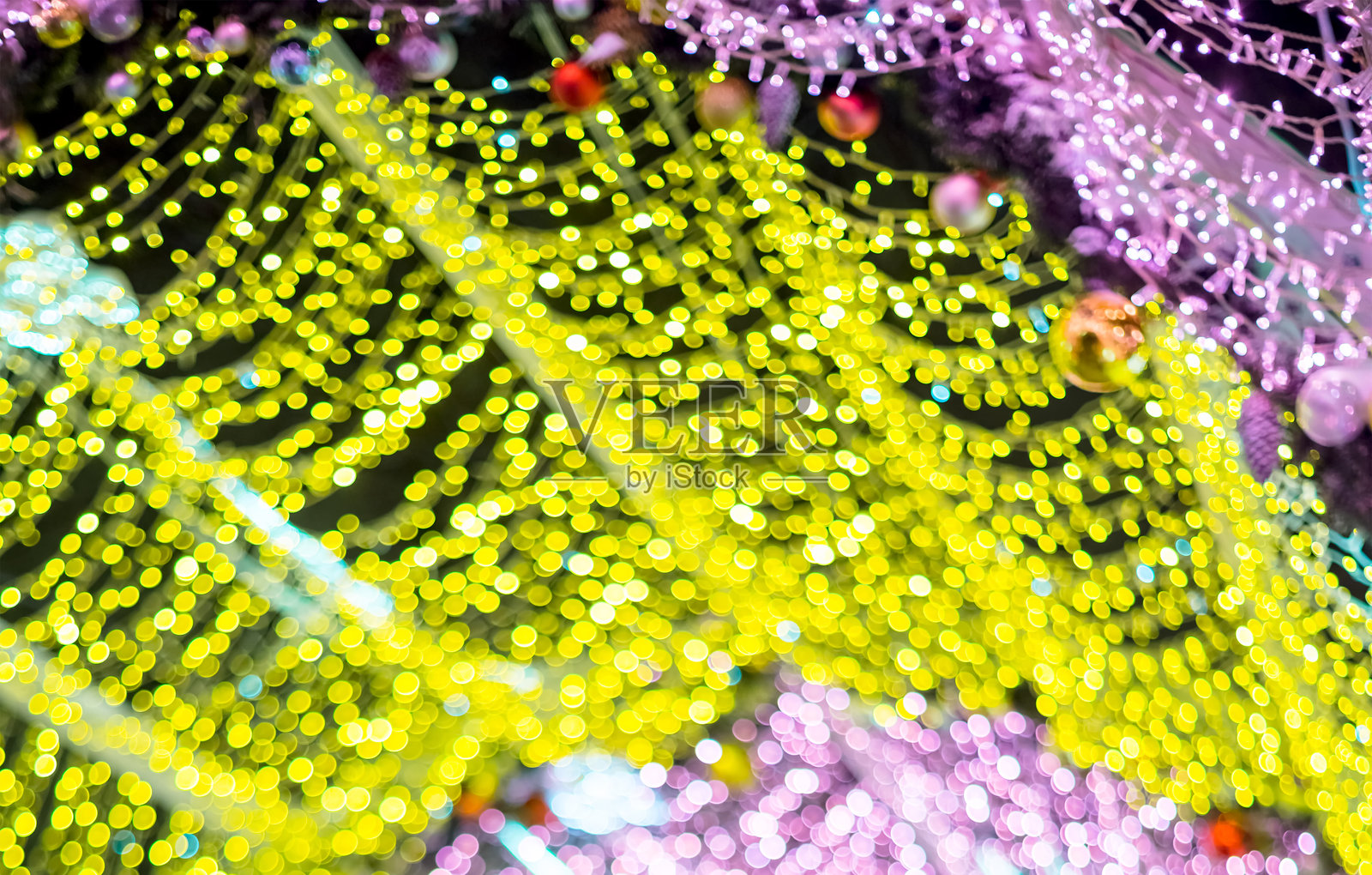 发光的彩色圣诞灯，背景光照片摄影图片