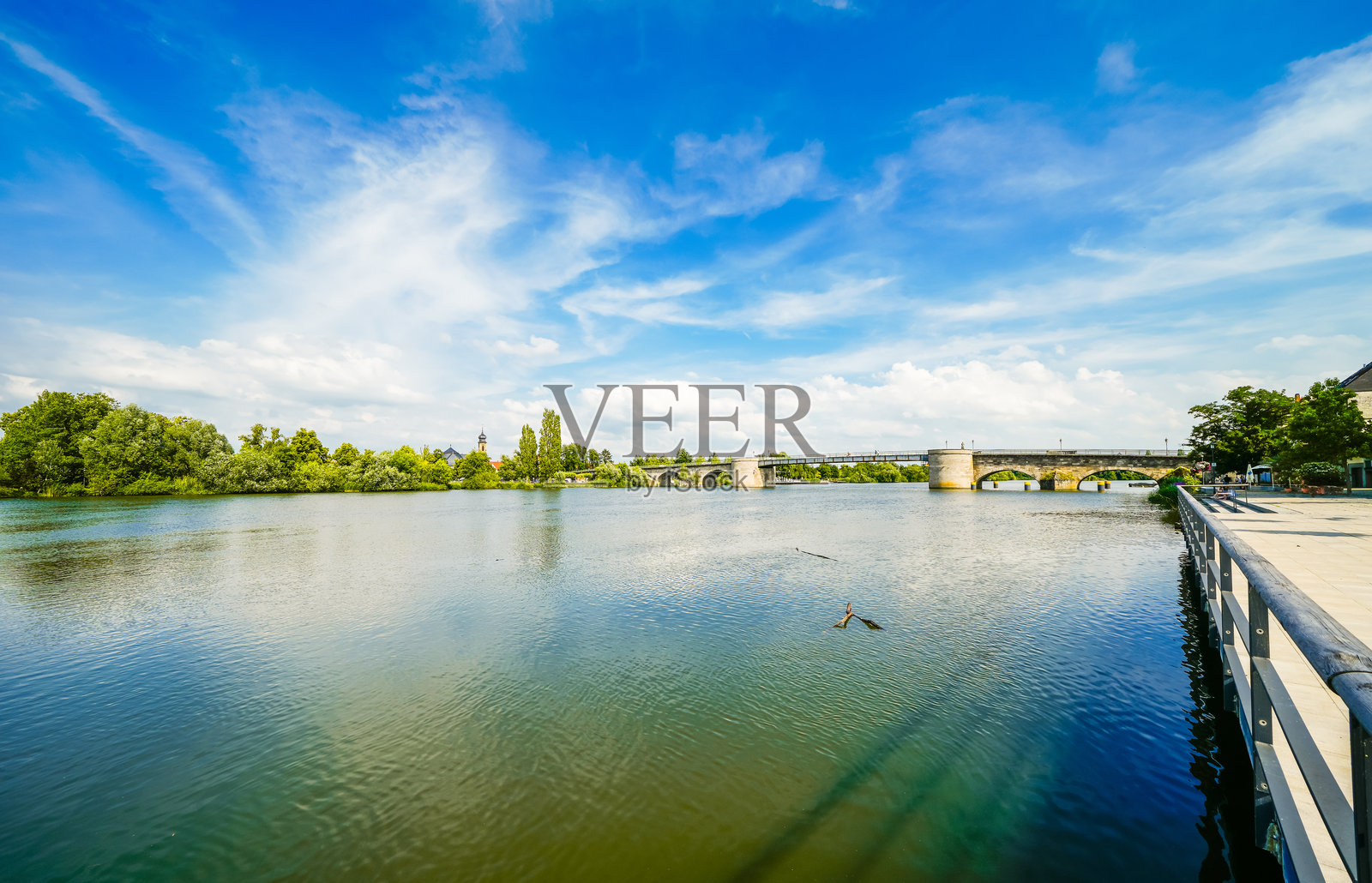 基茨根的梅因河及周围自然风光。照片摄影图片