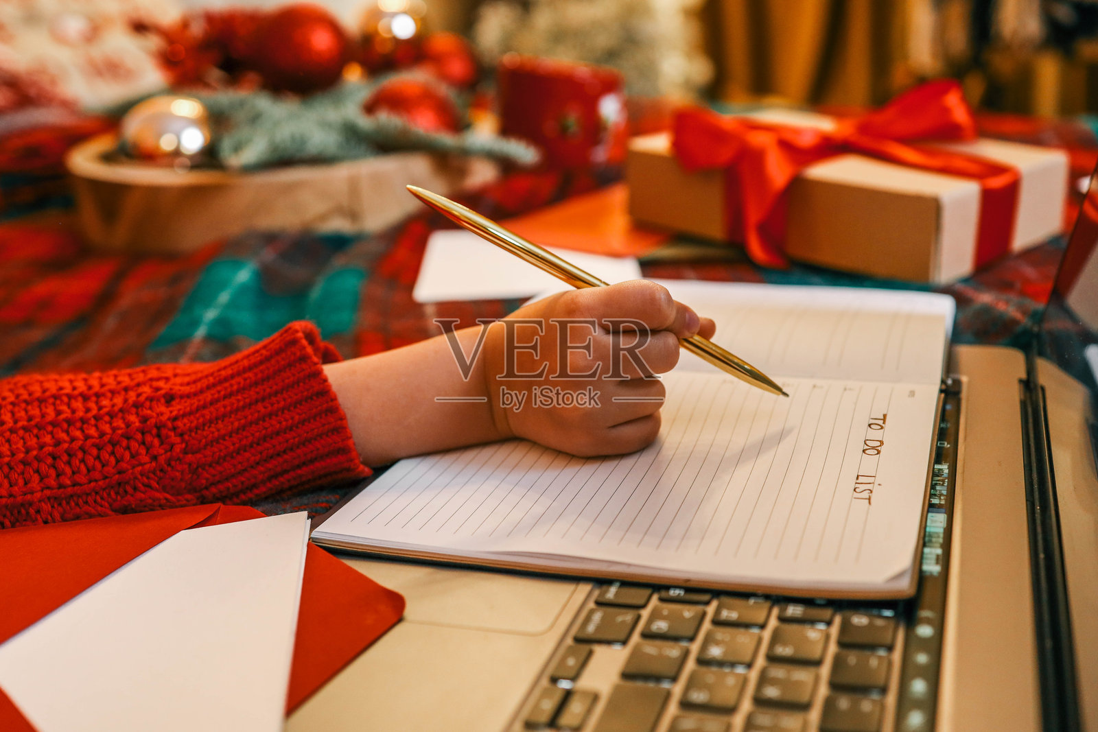 孩子在笔记本上写字，圣诞气氛浓厚照片摄影图片