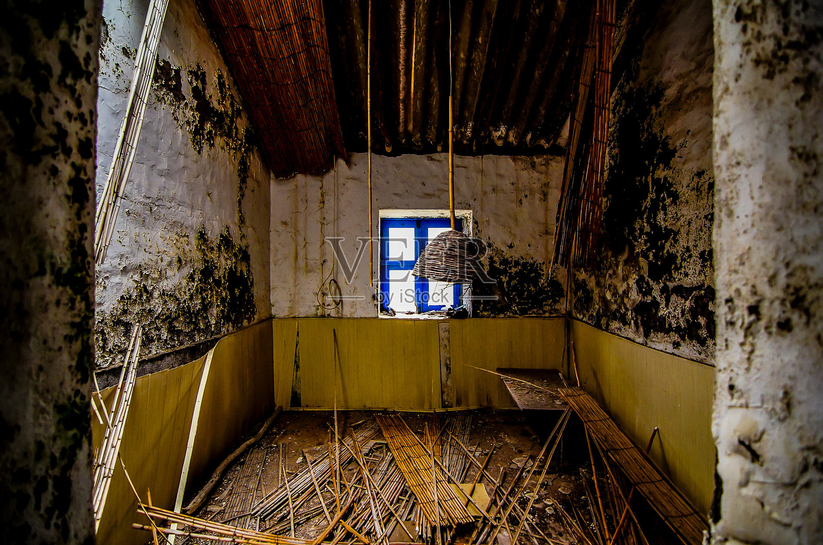 一个有蓝色窗户和蓝色窗帘的房间照片摄影图片