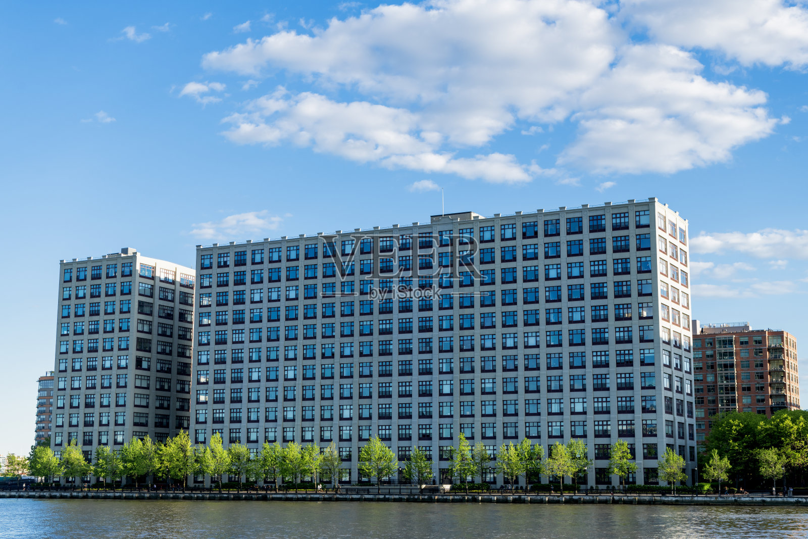 滨水公寓建筑。河边的住宅公寓楼。住宅公寓建筑。现代建筑。滨水住宅公寓楼。照片摄影图片