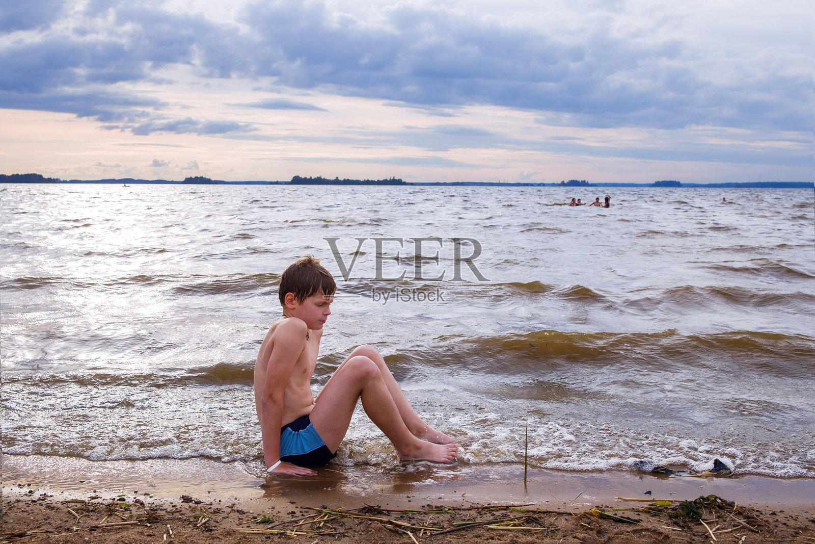 一个男孩在海里游泳照片摄影图片