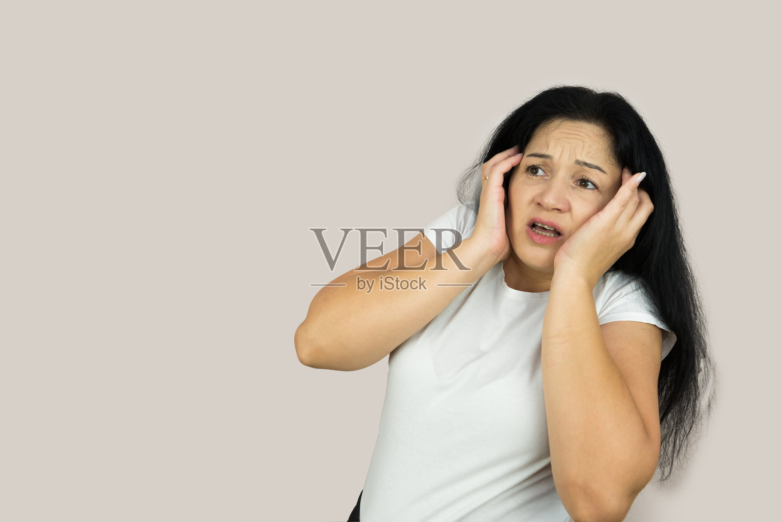 一位年轻女性感到震惊和焦虑的生活方式照片照片摄影图片