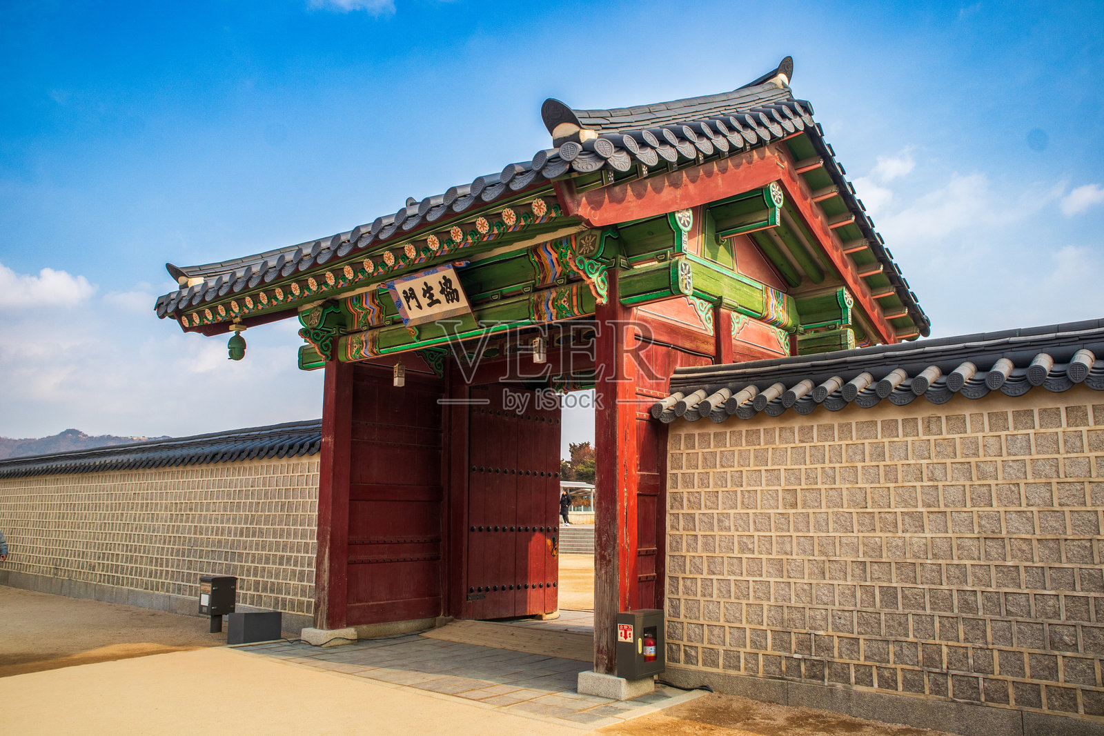 景福宫及其周边地区以其规模最大、历史最悠久和最美丽的宫殿而闻名，背靠北岳山，使其显得雄伟壮观。照片摄影图片