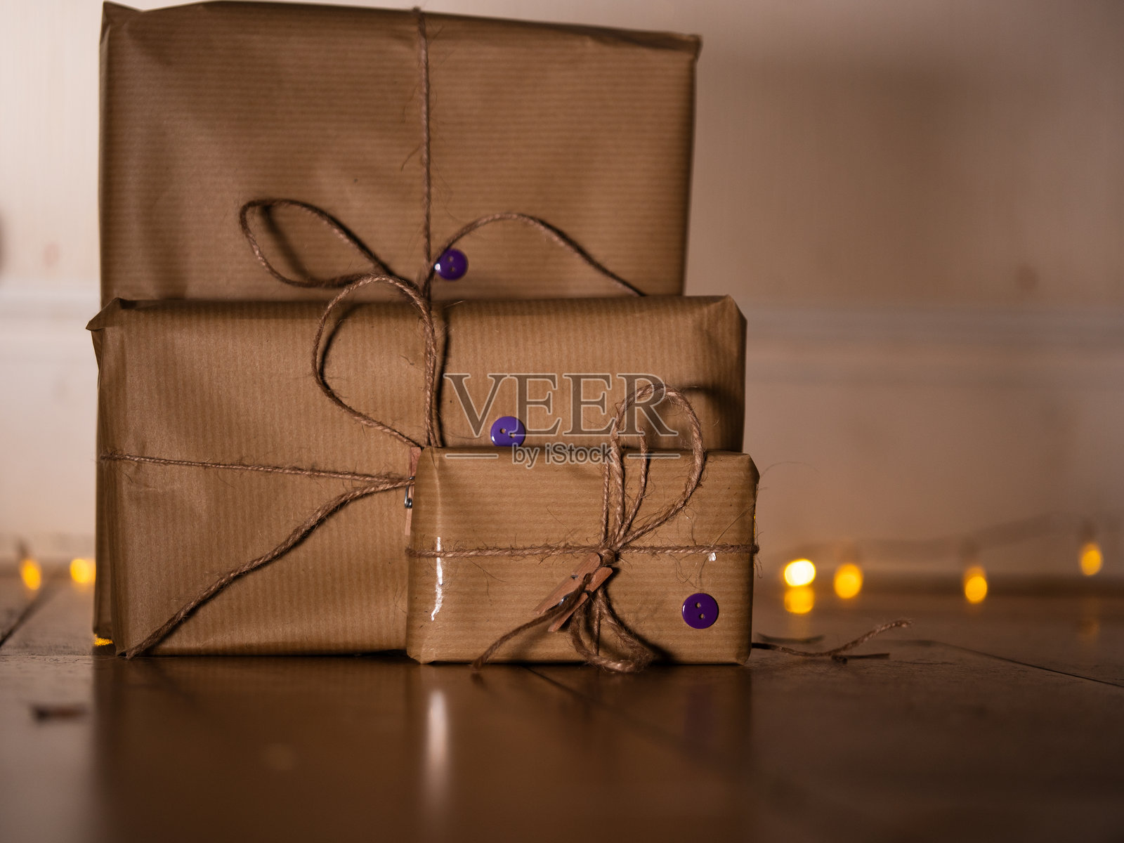 用棕色纸和绳子包装的礼物照片摄影图片