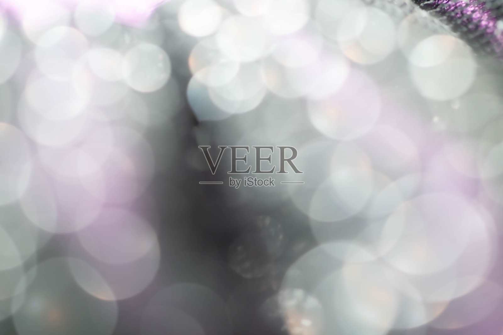 紫色和白色的节日抽象背景，带有散景灯光。照片摄影图片