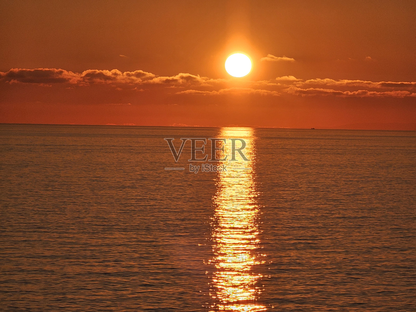 日落海面。热那亚的黄金时刻照片摄影图片